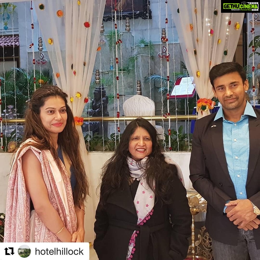 Payal Rohatgi Instagram - #LuckyAli जो एक अच्छे singer हैं उनका एक video viral हुआ social media पर जहाँ वो फिर से पुराना गाना #OSanam गा रहे थे। मगर इस viral video में उन्होंने अपने धर्म की टोपी पहनी हुई थी जो ok हैं।क्यूँकि हूँ हिन्दु किसी को रोकते नहीं अपना धर्म मानने से। Feminists और Liberals ने भी बहुत प्रशंसा की #LuckyAli के look की। मेरा एक ही सवाल है उनसे कि अगर हिन्दु singer #SonuNigam ने केसर टिका लगाकर और रुद्राक्ष पहनकर कोई famous गाना गाया होता तो क्या उसे feminists ऐसे ही सर पर बैठाते ??? उनका एक तरफ़ा प्यार ठीक मगर उनका communal होने का आरोप कितना ठीक ?? #Repost @hotelhillock with @get_repost ・・・ The Bold and the beautiful Payal Rohatgi@Hillock Hotel!!#mountabu #hotelhillock #rajsthan #rajasthantourism #resort #luxuryhotels #traveldiaries #travel #mountabudiaries