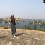 Payal Rohatgi Instagram - #JayaBachchan ji आपने देखा कि आपकी बॉलीवुड की थाली में बहुत सारे नाम अब बाहर आ गए हैं और उसे आप भी देख और सुन रही होंगी। जब #RaviKissan जी ने आपको parliament में बालीवुड के अंदर की drugs की सच्चाई बताई तो आप कोई थाली में छेद की बातें कर रही थी। अब यह #ArjunRampal कौनसी थाली का भोजन है ?? वो क्यूँकि उसे NCB ने बुलाया interrogation के लिए क्यूँकि उनकी partner के भाई को गिरफ़्तार किया था drugs मामले में और वो अभी तक jail में हैं। Gabriella को भी ६ घंटो की पूछ ताच के बाद भेजा NCB ने और अब Arjun Rampal की भी पूछताच हो गयी। तो Jaya Aunty जी आप को कुछ कहना है इस प्रतिक्रिया पर ???? आप drugs का सेवन नहीं करती होंगी परंतु आप जिस industry का आँख बंध कर समर्थन कर रही हैं वहाँ आजकल drugs मामूली बात है। और Fit भारत में drugs का सेवन करना illegal और ग़लत है 🙏#payalrohatgi @bodhitreejaipur_official Jawai Dam