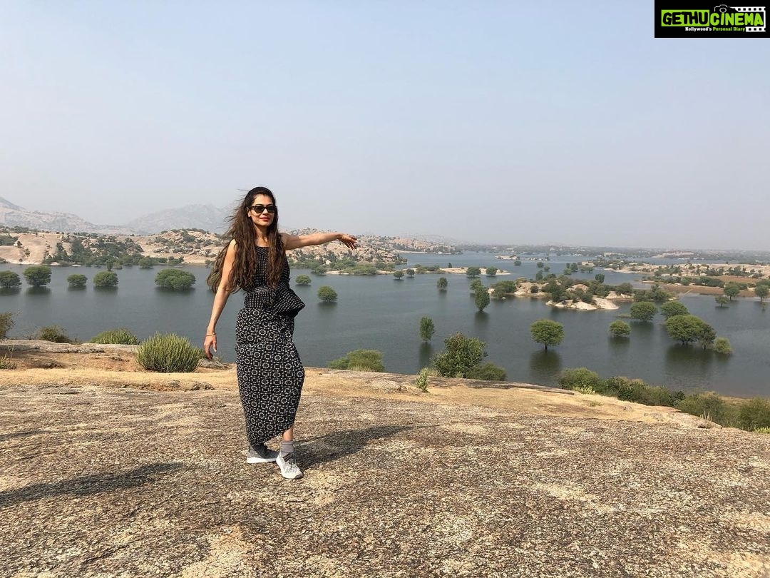 Payal Rohatgi Instagram - #JayaBachchan ji आपने देखा कि आपकी बॉलीवुड की थाली में बहुत सारे नाम अब बाहर आ गए हैं और उसे आप भी देख और सुन रही होंगी। जब #RaviKissan जी ने आपको parliament में बालीवुड के अंदर की drugs की सच्चाई बताई तो आप कोई थाली में छेद की बातें कर रही थी। अब यह #ArjunRampal कौनसी थाली का भोजन है ?? वो क्यूँकि उसे NCB ने बुलाया interrogation के लिए क्यूँकि उनकी partner के भाई को गिरफ़्तार किया था drugs मामले में और वो अभी तक jail में हैं। Gabriella को भी ६ घंटो की पूछ ताच के बाद भेजा NCB ने और अब Arjun Rampal की भी पूछताच हो गयी। तो Jaya Aunty जी आप को कुछ कहना है इस प्रतिक्रिया पर ???? आप drugs का सेवन नहीं करती होंगी परंतु आप जिस industry का आँख बंध कर समर्थन कर रही हैं वहाँ आजकल drugs मामूली बात है। और Fit भारत में drugs का सेवन करना illegal और ग़लत है 🙏#payalrohatgi @bodhitreejaipur_official Jawai Dam