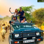 Payal Rohatgi Instagram - #Dharmendra जी जो बहुत बड़े superstar थे अपने ज़माने में वो #HemaMalini से शादी करना चाहते थे। मगर उनकी पहली बीवी ने उन्हें divorce नहीं दिया इसलिए उन्होंने इस्लाम क़बूल किया और मुस्लिम बन गए। उनका नाम #zoom online portal के अनुसार Dilawar Khan हो गया और उन्होंने अपनी पहली बीवी को divorce दिए बिना Hema Malini से शादी की। यह खबर मुझे भी नहीं पता थी और यह सुनकर और जानकर मुझे समझ पड़ा की कैसे बॉलीवुड इसलाम को promote करता है क्यूँकि यह धर्म में legally आप २ या ३ शादी कर सकते हैं। यहाँ पर मैं Dharmendra Saab की बहुत इज़्ज़त करती हूँ मगर सच तो सबको जानना चाहिए जिसकी वजह से बॉलीवुड hinduphobia फेलाता है 🙏 #payalrohatgi Bera, Jawai leopard and wildlife safari