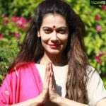 Payal Rohatgi Instagram - #ArnabGoswami की bail अभी तक नहीं हुई है और यह बहुत शर्मनाक है क्यूँकि high court कह रहा है sessions court देगी और sessionscourt का अभी तक कोई फ़ैसला नहीं हुआ। Modi जी अगर Arnab कोई मुस्लिम होता या फिर कोई आपका non-supporter होता तो आप शायद उसके लिए आवाज़ उठाते परंतु वह आपका समर्थक है तो उसे आप नहीं बचाएँगे ??? यह ग़लत है क्यूँकि सबका साथ और सबका विकास का मतलब समर्थकों को भी उतनी सुरक्षा मिलनी जितनी एक non-समर्थक को। बॉलीवुड का सच तो सबको पता चल गया है कि कितना drugs का सेवन करते हैं यह लोग। Firoz Nadiadwala के यहाँ raid पढ़ना और फिर Arjun Rampal के यहाँ raid दिखाती है कि कितना अंदर तक drugs का सेवन होता है। यह drugs के सेवन की छुपाने के लिए सुशांत की मौत जो आत्माहत्या कहकर छुपाया जा रहा था। Disha की मौत की भी छुपाया जा रहा था। Arnab ने इन सब पर आवाज़ उठाई तो अब उसके साथ यह सब हो रहा है। ग़लत है मोदी जी 🙏 #payalrohatgi Hotel Hilltone