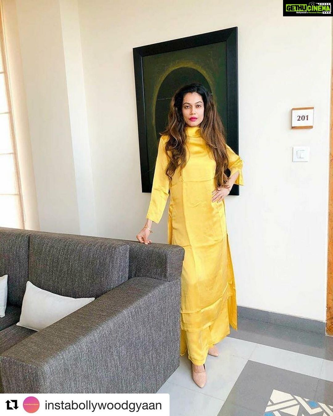 Payal Rohatgi Instagram - #Repost @instabollywoodgyaan with @get_repost ・・・ Gorgeous 💛@payalrohatgi . . #payalrohatgi #bollywood #bollywoodnews जो लोग समझते हैं कि Arnab की गिरफ़्तारी उसके abetment to suicide वाले case के तहत है और ना कि उसके पत्रकरता के वजह से उन्हें मैं कुछ points बताना चाहती हूँ। १) अगर महाराष्ट्र सरकार सच में #AnvayNaik को न्याय दिलाना चाहती है तो बाक़ी दो आरोपी भी क्यूँ गिरफ़्तार नहीं लिए गए Arnab की तरह ??? यह case को एक साल से move नहीं किया गया ??? मगर अभी ... २) क़ानून में provisions है कि आप accused को summons भेज police station बुला सकते है तो वो पहले क्यूँ नहीं किया गया ? ३) यह सरकार #Palghar lynching के सारे accused के नाम भूल गयी जहां साधु की हत्या हुई ?? मगर अब पत्रकार के पीछे पड़ गयी। ४) आत्माहत्या का case था एक Thane builder का उसे सरकार ने बंध कर दिया ? क्यूँ ? क्यूँकि उसमें एक minister का नाम था यह सरकार से और कुछ पत्रकार का भी नाम था। ५) महाराष्ट्र सरकार अपने खुद के लोगों के ख़िलाफ़ कब जाएगी जो #AnantKarmuse और #MadanSharma को target करते हैं उनकी अभिव्यक्ति की आज़ादी पर ??? ६) यह सरकार TRP scam के ऊपर आवाज़ कब उठाएगी जिसमें उनके नेता ने नाम लिया था Arnab के channel का ??? ७) TRP scam में republic channel के सारे पत्रकार पर यह सरकार ने case दर्ज किए है ?? १९२२ legislation के आधार पर ?? यह सब एक तरफ़ा गुंडागर्दी है बस 🙏