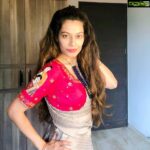 Payal Rohatgi Instagram - आज हम बात करते हैं #LoveJihad के ऊपर।Love Jihad एक जुर्म हैं जिसके ऊपर Kerala के courts में discussion हुआ था २००९ में जब वहाँ हिंदू लड़कियों का धर्म परिवर्तन होता था ईसाई धर्म में प्यार के नक़ाब के पीछे।Karnataka में भी #LoveJihad के ऊपर Hindu Janjagruti Samiti ने आवाज़ उठाई है २००९ में। अब राजस्थान के CM #AshokGehlot जी जो अपने राज्य में #PayalRohatgi को jail भेज देते हैं क्यूँकि ऊपर से शायद orders आते है 😉 वो अब हमें #LoveJihad के ऊपर ज्ञान दे रहे हैं।वो कहते हैं कि भाजपा द्वारा बनाया गया है यह षड्यंत्र भारत में communal harmony को तोड़ने के लिए। तो इतना कहना है उन्हें कि #NikitaTomar का उदाहरण याद है कि नहीं ??? और Love Jihad में पुरुष अपनी identity लड़कियों से छुपाते हैं और शादी करके लड़की का धर्म परिवर्तन करके अपने धार्मिक संगठन से पैसे लेते है। साथ में लड़की को pregnant कर छोड़ देते हैं और फिर नयी लड़की को फाँसने का काम करते हैं। इसे कहते हैं crime 🙏 Interfaith marriages में लड़का और लड़की दोनो को एक दूसरे की identity पता होती है और उनके परिवार को भी। कोई एक दूसरे को ज़बरदस्ती धर्म परिवर्तन के लिए नहीं कहता। ऐसी शादीओं में कभी कभी divorce भी हो जाता है जो स्वाभाविक है जैसे की #TinaDabi aur कोई #Akhtar के बीच जो २०१६ के IAS batch के toppers थे जिनकी शादी पर #RahulGandhi से लेकर #BarkhaDutt ने tweet किया था। आज Tina divorce file कर रही है Jaipur court में। मगर #Karnisena वाले इसे #LoveJihad का नाम देंगे या फिर भाजपा के andhbhakt। मगर मुझे इतना कहना है कि यहाँ Tina पढ़ी लिखी थी और अपनी मर्ज़ी से शादी कर रही थी। मगर अगर Akhtar ने पैसे लिए थे यह शादी के लिए तो यह #LoveJihad के लिए qualify होता है। वरना नहीं🙏 क्यूँकि #Biggboss में कोई #AlyGoni और #Jasmin की नज़दीकी को #LoveJihad का नाम देना इस crime का मज़ाक़ उड़ाना है क्यूँकि सबको पता है कि Aly काश्मीरी मुस्लिम है और वो लोग show में आने से पहले दोस्त हैं। Feminists भी #LoveJihad को patriarchy का angle देकर अपनी रोटी सेकना चाहते हैं क्यूँकि educated ladki हो या uneducated लड़की किसीको गुमराह करके उसका धर्म परिवर्तन करवाना crime है पैसों की लालच में। तो यहाँ feminists भी ड्रामा कर रहे हैं। #payalrohatgi @myngels_26