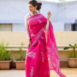 Payal Rohatgi Instagram - आपने देखा होगा कि मैं मेरी माता श्री को चिढ़ा रही थी जब वो मुझे कह रही थी कि Katrina और Vicky kaushal की shaadi होने वाली है क्योंकि मैं media की बहुत सारी ख़बरों पर विश्वास नहीं करती। कुछ साल पहले media में news छपी थी कि कैसे Sunil Shetty और Mukesh Chabbra के बीच तनाव था। Mukesh Chabbra वो है जो casting करते हैं और उन्होंने हाल में ही एक फ़िल्म direct करी थी जो स्वर्गीय Sushant Singh Rajput की आख़िरी film थी, दिल बेचारा। ख़बर यह थी कि Sunil Shetty ने जो जगह दी थी Mukesh Chabra को अपना office चलाने के लिए वहाँ पर कुछ ग़लत होता है। इसलिए नाराज़ होकर Sunil Shetty जी ने Mukesh को वो जगह ख़ाली करने जी बोली। पर सच कुछ ओर था। इसलिए media की कोई भी खबर में अंधभक्त कि तरह नहीं मानती। जैसे मैंने कहा कि Katrina से कोई निजी दुश्मनी नहीं है तो उसकी शादी पर उन्हें मुबारक🙏