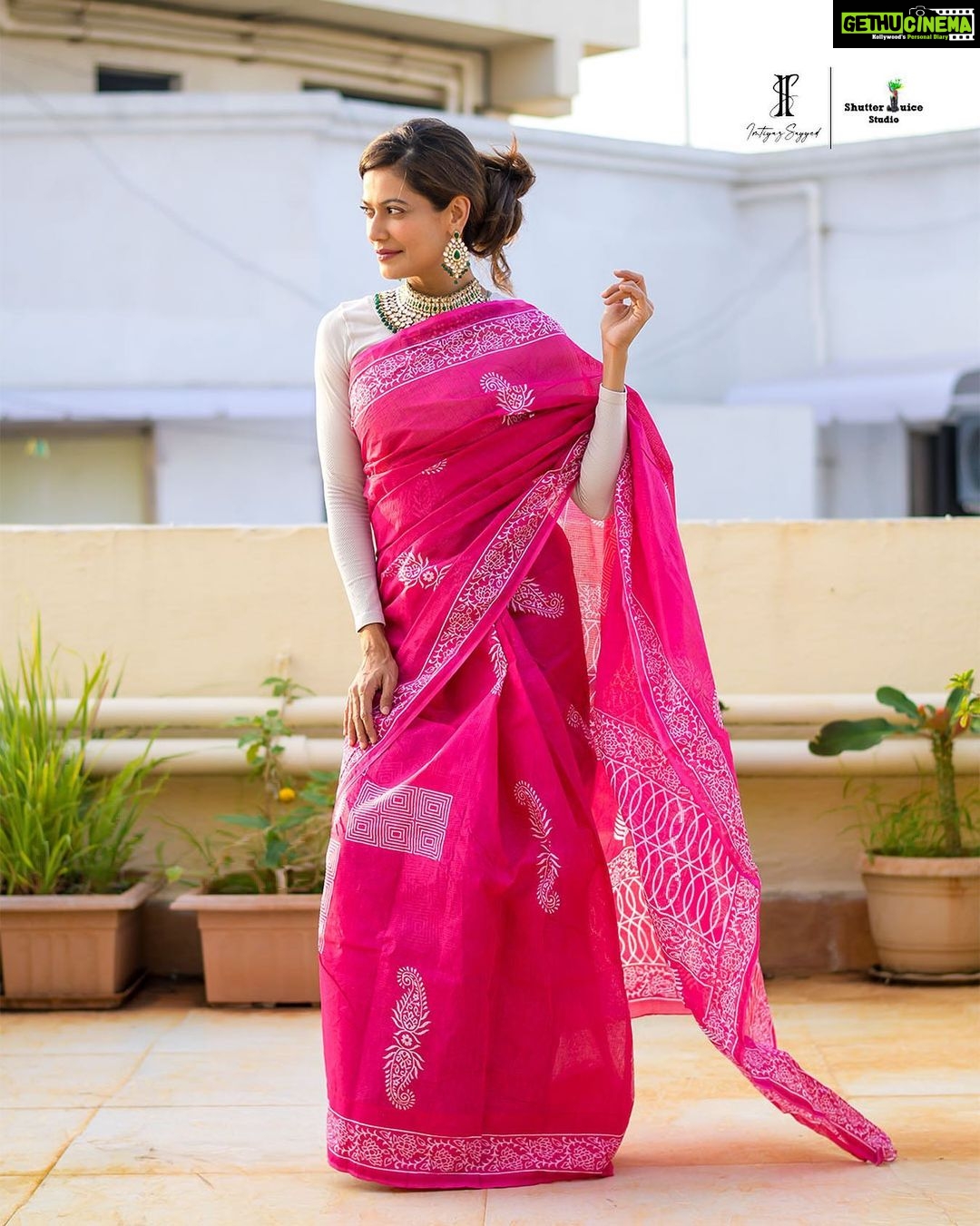Payal Rohatgi Instagram - आपने देखा होगा कि मैं मेरी माता श्री को चिढ़ा रही थी जब वो मुझे कह रही थी कि Katrina और Vicky kaushal की shaadi होने वाली है क्योंकि मैं media की बहुत सारी ख़बरों पर विश्वास नहीं करती। कुछ साल पहले media में news छपी थी कि कैसे Sunil Shetty और Mukesh Chabbra के बीच तनाव था। Mukesh Chabbra वो है जो casting करते हैं और उन्होंने हाल में ही एक फ़िल्म direct करी थी जो स्वर्गीय Sushant Singh Rajput की आख़िरी film थी, दिल बेचारा। ख़बर यह थी कि Sunil Shetty ने जो जगह दी थी Mukesh Chabra को अपना office चलाने के लिए वहाँ पर कुछ ग़लत होता है। इसलिए नाराज़ होकर Sunil Shetty जी ने Mukesh को वो जगह ख़ाली करने जी बोली। पर सच कुछ ओर था। इसलिए media की कोई भी खबर में अंधभक्त कि तरह नहीं मानती। जैसे मैंने कहा कि Katrina से कोई निजी दुश्मनी नहीं है तो उसकी शादी पर उन्हें मुबारक🙏
