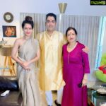 Payal Rohatgi Instagram – #Nargis का असली नाम था #FatimaRashid और उन्होंने Hinduism को अपनाया था जब उन्होंने #SunilDutt जी के साथ शादी की थी। उन्होंने शादी के बाद #NirmalaDutt नाम रखा था। Sunil Dutt ने उन्हें #MotherIndia के sets पर जो आग लगी थी उसमें बचाया था और फिर दोनो ने शादी करी। 

बॉलीवुड में पहले अभिनेता और अभिनेत्री जो मुस्लिम होते थे वो हिन्दु नाम रख काम लेते थे। यही सच है। #payalrohatgi