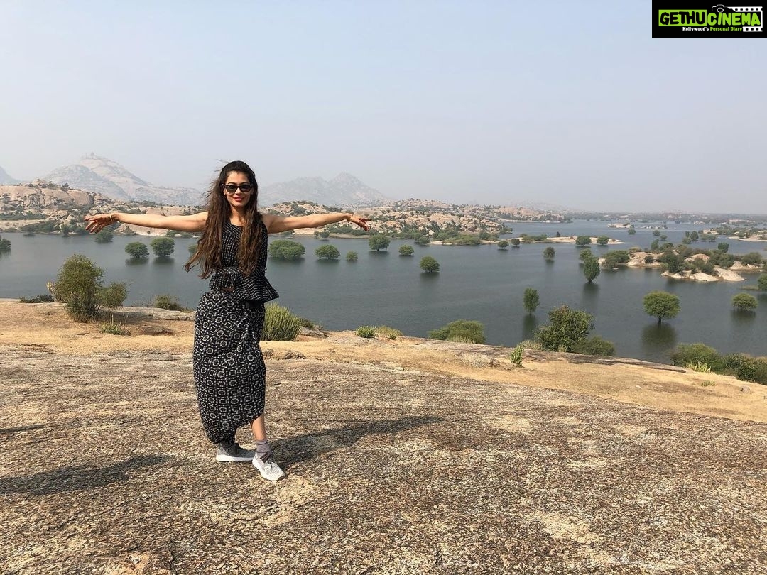 Payal Rohatgi Instagram - #JayaBachchan ji आपने देखा कि आपकी बॉलीवुड की थाली में बहुत सारे नाम अब बाहर आ गए हैं और उसे आप भी देख और सुन रही होंगी। जब #RaviKissan जी ने आपको parliament में बालीवुड के अंदर की drugs की सच्चाई बताई तो आप कोई थाली में छेद की बातें कर रही थी। अब यह #ArjunRampal कौनसी थाली का भोजन है ?? वो क्यूँकि उसे NCB ने बुलाया interrogation के लिए क्यूँकि उनकी partner के भाई को गिरफ़्तार किया था drugs मामले में और वो अभी तक jail में हैं। Gabriella को भी ६ घंटो की पूछ ताच के बाद भेजा NCB ने और अब Arjun Rampal की भी पूछताच हो गयी। तो Jaya Aunty जी आप को कुछ कहना है इस प्रतिक्रिया पर ???? आप drugs का सेवन नहीं करती होंगी परंतु आप जिस industry का आँख बंध कर समर्थन कर रही हैं वहाँ आजकल drugs मामूली बात है। और Fit भारत में drugs का सेवन करना illegal और ग़लत है 🙏#payalrohatgi @bodhitreejaipur_official Jawai Dam