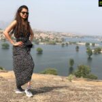 Payal Rohatgi Instagram - #JayaBachchan ji आपने देखा कि आपकी बॉलीवुड की थाली में बहुत सारे नाम अब बाहर आ गए हैं और उसे आप भी देख और सुन रही होंगी। जब #RaviKissan जी ने आपको parliament में बालीवुड के अंदर की drugs की सच्चाई बताई तो आप कोई थाली में छेद की बातें कर रही थी। अब यह #ArjunRampal कौनसी थाली का भोजन है ?? वो क्यूँकि उसे NCB ने बुलाया interrogation के लिए क्यूँकि उनकी partner के भाई को गिरफ़्तार किया था drugs मामले में और वो अभी तक jail में हैं। Gabriella को भी ६ घंटो की पूछ ताच के बाद भेजा NCB ने और अब Arjun Rampal की भी पूछताच हो गयी। तो Jaya Aunty जी आप को कुछ कहना है इस प्रतिक्रिया पर ???? आप drugs का सेवन नहीं करती होंगी परंतु आप जिस industry का आँख बंध कर समर्थन कर रही हैं वहाँ आजकल drugs मामूली बात है। और Fit भारत में drugs का सेवन करना illegal और ग़लत है 🙏#payalrohatgi @bodhitreejaipur_official Jawai Dam