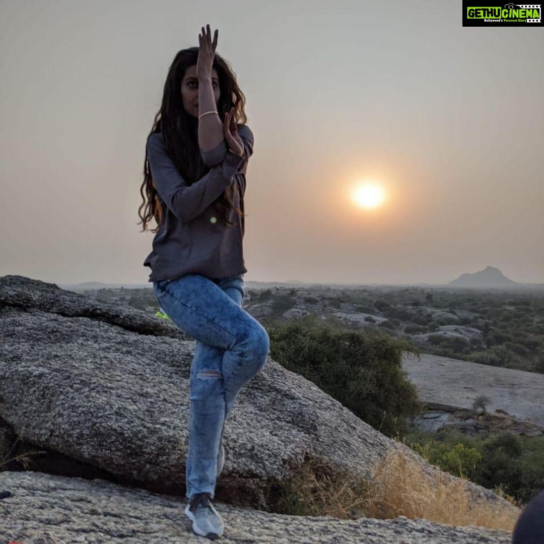 Payal Rohatgi Instagram - आज सुनने में आया कि एक ओर अभिनेता #AsifBasra की मौत हो गयी। उनकी मौत dharmshala में हुई Himachal Pradesh के अंदर। Police का official बयान नहीं आया अभी तक परंतु उसकी मौत का सच जल्द बाहर आ जाएगा। Asif जी ने #OnceuponATimeinMumbai #Paatallok #KaiPoChe और #JabWeMet जैसी फ़िल्मों में काम किया। तो ऐसे talented outsider को काम क्यूँ नहीं मिला अगर यह कारण है उसके देहांत का ??? बालीवुड के अंदर drugs है और campism, nepotism और परिवरवाद।और talented artist जो outsiders हैं उन्हें चापलूसी करके काम लेना पड़ता है जो सब नहीं कर सकते हैं। और इसलिए बॉलीवुड की जड़ को उखाड़ना पड़ेगा क्यूँकि यह दीमक बन गयी है और परिवार वाले अपने बच्चों को काम दिलाने के लिए outsiders का काम छिन रहे हैं 🙏 Arnab बाहर आ गया जो बहुत अच्छी बात है । और वो और बुलंदी से अपनी आवाज़ उठाएँ यही हम चाहते हैं 🙏 #payalrohatgi Bera, Jawai leopard and wildlife safari