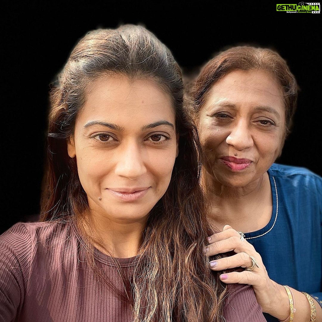 Payal Rohatgi Instagram - मुंबई के अंतरराष्ट्रीय airport पर जो T2 का terminal है वहाँ पर senior citizens के लिए एक अलग gate होना चाहिए। ये इसलिए क्योंकि मेरी माताश्री अकेले सफ़र कर रही थी मुंबई से Ahmedabad जाने के लिए और थोड़ी घबरा गई क्यूँकि T2 terminal काफ़ी बड़ा है। Gate पर मैं जब उन्हें छोड़ने गई तब CISF का जो सदस्य था वो शायद परेशान होगा अपनी निजी ज़िंदगी से पता नहीं क्या …. क्यूँकि वो इतना गंदी तरह से बात कर रहा था प्रश्न पूछने पर कि Indigo airline का कोई सदस्य है कि नहीं या वो उसे बुला सकते हैं क्या ??? मैंने सोचा कि उसके साथ बहस करना बेवक़ूफ़ी होगी, वहाँ से निकल गई मगर मैंने देखा कि बोहोत private porters थे जो wheelchair की सुविधा दे रहे थे १२०० रुपये लेके। परंतु मेरी माताश्री चल सकती है और उन्हें वीलचेयर की आवश्यकता होती है तो मैं उनका ticket book करते समय wheelchair की service ख़ुद लिखती। मेरे अनुसार senior citizens जिसे वीलचेयर की आवश्यकता नहीं है उसे भी guide करने के लिए कोई ना कोई airlines का सदस्य या AirPort का सदस्य होना चाहिए। Celebrities को लेने के लिए airline वाले बाहर आ जाते है क्यूँकि media photo खिंच रही होती है। परंतु AirPort पर फ़ोटो खिंचना allowed नहीं है तो फिर कैसे यह media वाले खड़े हो जाते है ???? AirPort authority जी Watchman और guard होते है वो cars को तो हिलने के लिए बार बार बोलते है मगर ये media वालों को खड़े कैसे रहने देते है ??? क्योंकि airport पर तो जैसे हम सबको पता है photography prohibited है। आम आदमी, celebrity, private आदमी, public आदमी ये सब फोटोग्राफ खींचते हैं airport पर और अपने social media पर upload करते हैं। तो फिर मेरे साथ जब ये incident हुआ मैं वहाँ से दूर आकर airport का वो gate mobile में shoot कर रही थी ये साबित करने के लिए कि मैं यहाँ पर थी और में कोई मनघाड़त कहानी नहीं बना रही और मैं इसके ऊपर घर पर आकर video बनाकर बात करने वाली थी। जो जगह CCTV camera से covered है वो जगह पर video recording करना allowed होना चाहिए और अगर allowed नहीं है तो media वहाँ पर कैसे celebrity की फ़ोटोग्राफ़ खींचता है ???? दूसरी बात maharashtra के आदरणीय chief minister जी से कहना है कि मुंबई की T2 terminal पर 1 gate senior citizens के लिए रखना चाहिए जो अकेले सफ़र कर रहे है और वहाँ पर कोई होना चाहिए उन्हें guide करने के लिए ये मेरी दरखास्त है।
