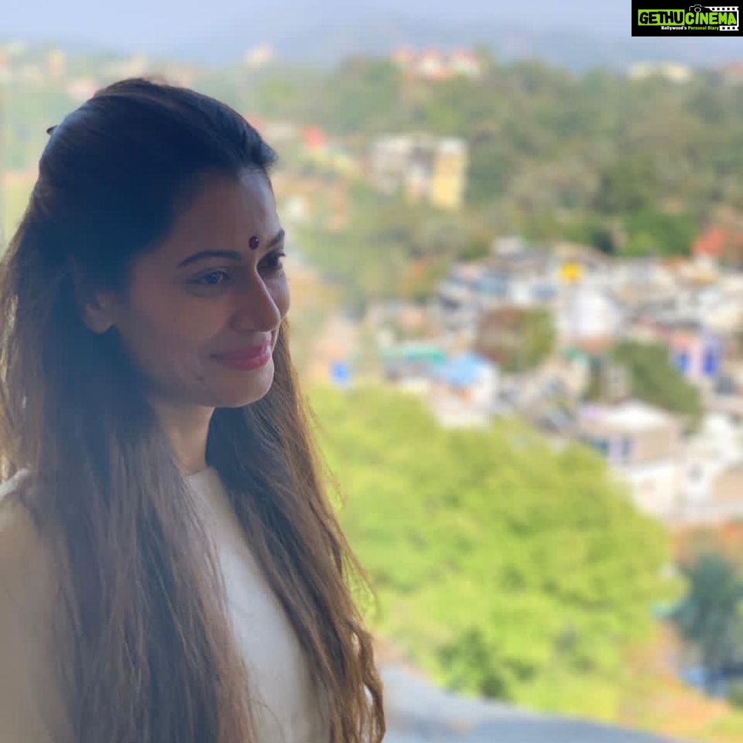 Payal Rohatgi Instagram - मेरे जन्मदिन पर Mount Abu में मैं हूँ 🙏 यह जगह बहुत खूबसूरत है मगर यहाँ पर काफ़ी ओर स्वच्छता हो सकती है।इतनी सारी tourist spots होने के बावजूद यहाँ पर उस प्रकार की स्वच्छता नहीं जैसी होनी चाहिए।मैं अपने जन्मदिन पर gurushikhar peak गयी जो राजस्थान की highest peak है। फिर Dilwara मंदिर के दर्शन किए और Raghunath मंदिर के। Dilwara मंदिर जो १५७२ के बने हुए हैं वहाँ की craving देख आप भूल जाएँगे की यह उस समय बन सकता था। Tajmahal से बेहतर cravings थी और चारों ओर आप Mahavir जी की मूर्ति देख सकते हैं जिधर भी देखे। Nakki lake में भी सफ़ाई ज़्यादा हो सकती है क्यूँकि अगर आप लोग वहाँ कोई celebrations भी करने जाते हो तो बाद में जगह तो साफ़ करो। Celebritries को भारत के अंदर विभिन प्रदेशों में अपने संस्कृति से जुड़ी हुई प्रथाओं को promote करना चाहिए। विदेश जाने से अच्छा है भारत के इतिहास को समझना। #Hilltone hotel ने भी काफ़ी दिल से मेरे जन्मदिन की celebrations करवाई जो मुझे याद रहेंगी। Arnab को support करे क्यूँकि यहाँ वो सही है 🙏