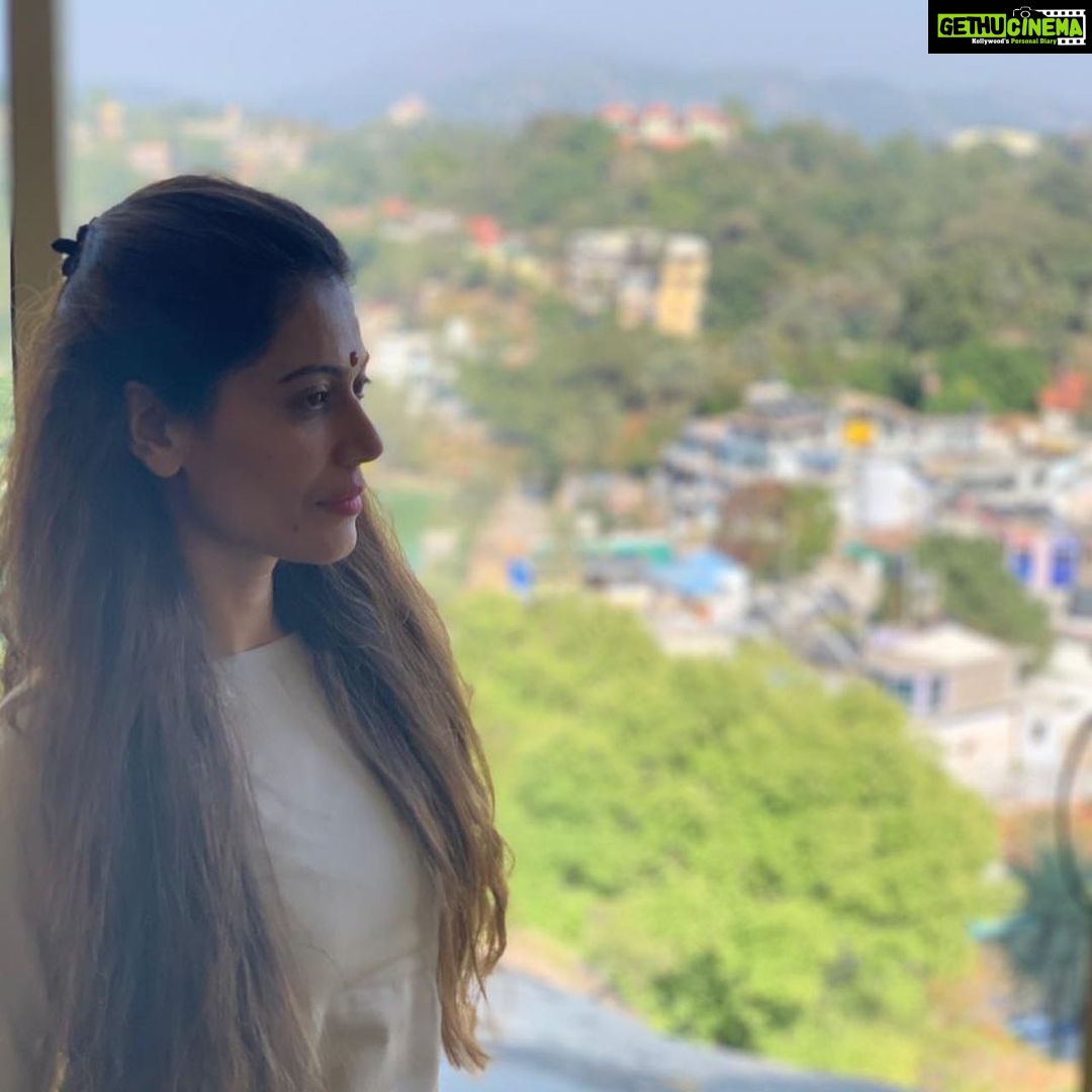 Payal Rohatgi Instagram - मेरे जन्मदिन पर Mount Abu में मैं हूँ 🙏 यह जगह बहुत खूबसूरत है मगर यहाँ पर काफ़ी ओर स्वच्छता हो सकती है।इतनी सारी tourist spots होने के बावजूद यहाँ पर उस प्रकार की स्वच्छता नहीं जैसी होनी चाहिए।मैं अपने जन्मदिन पर gurushikhar peak गयी जो राजस्थान की highest peak है। फिर Dilwara मंदिर के दर्शन किए और Raghunath मंदिर के। Dilwara मंदिर जो १५७२ के बने हुए हैं वहाँ की craving देख आप भूल जाएँगे की यह उस समय बन सकता था। Tajmahal से बेहतर cravings थी और चारों ओर आप Mahavir जी की मूर्ति देख सकते हैं जिधर भी देखे। Nakki lake में भी सफ़ाई ज़्यादा हो सकती है क्यूँकि अगर आप लोग वहाँ कोई celebrations भी करने जाते हो तो बाद में जगह तो साफ़ करो। Celebritries को भारत के अंदर विभिन प्रदेशों में अपने संस्कृति से जुड़ी हुई प्रथाओं को promote करना चाहिए। विदेश जाने से अच्छा है भारत के इतिहास को समझना। #Hilltone hotel ने भी काफ़ी दिल से मेरे जन्मदिन की celebrations करवाई जो मुझे याद रहेंगी। Arnab को support करे क्यूँकि यहाँ वो सही है 🙏