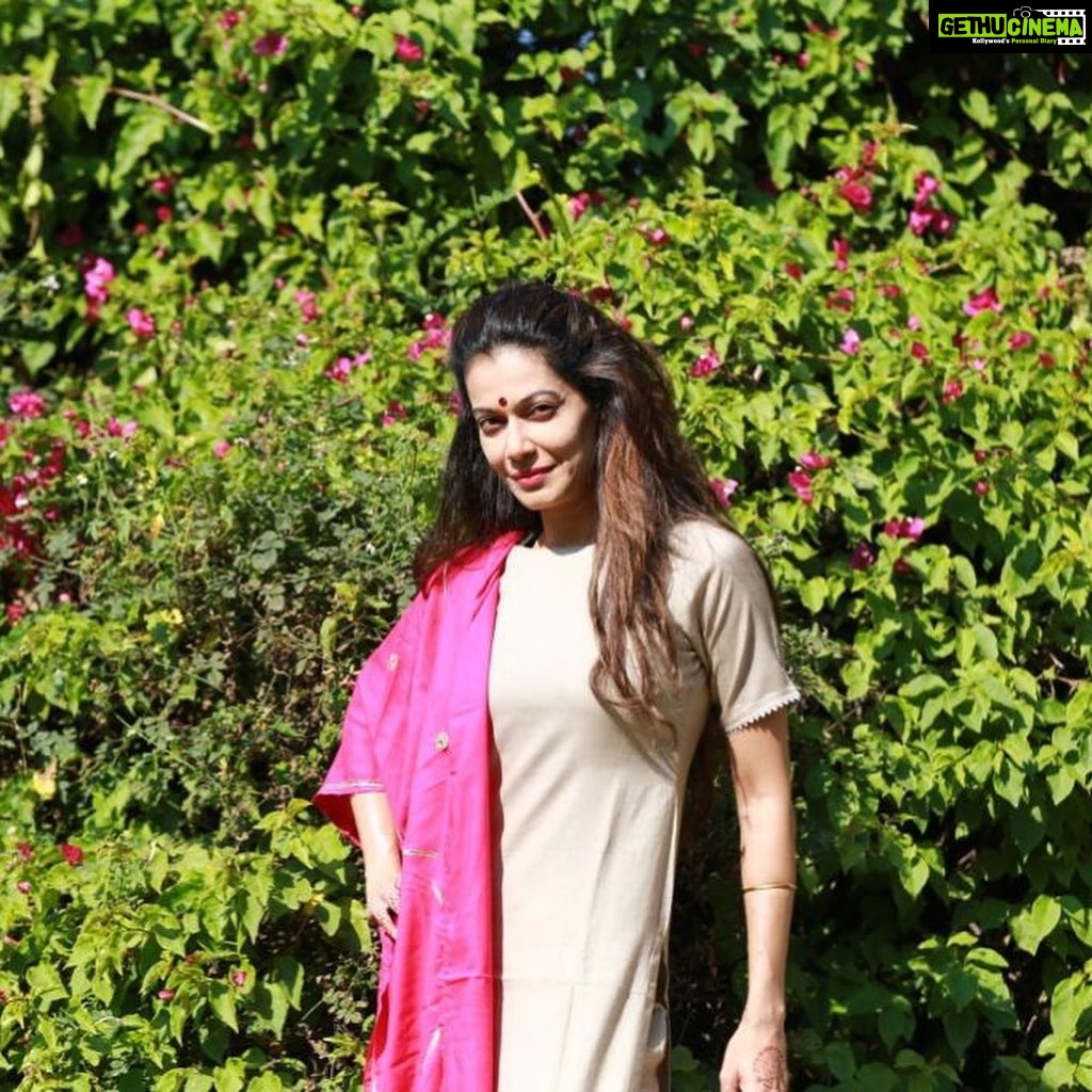 Payal Rohatgi Instagram - #ArnabGoswami की bail अभी तक नहीं हुई है और यह बहुत शर्मनाक है क्यूँकि high court कह रहा है sessions court देगी और sessionscourt का अभी तक कोई फ़ैसला नहीं हुआ। Modi जी अगर Arnab कोई मुस्लिम होता या फिर कोई आपका non-supporter होता तो आप शायद उसके लिए आवाज़ उठाते परंतु वह आपका समर्थक है तो उसे आप नहीं बचाएँगे ??? यह ग़लत है क्यूँकि सबका साथ और सबका विकास का मतलब समर्थकों को भी उतनी सुरक्षा मिलनी जितनी एक non-समर्थक को। बॉलीवुड का सच तो सबको पता चल गया है कि कितना drugs का सेवन करते हैं यह लोग। Firoz Nadiadwala के यहाँ raid पढ़ना और फिर Arjun Rampal के यहाँ raid दिखाती है कि कितना अंदर तक drugs का सेवन होता है। यह drugs के सेवन की छुपाने के लिए सुशांत की मौत जो आत्माहत्या कहकर छुपाया जा रहा था। Disha की मौत की भी छुपाया जा रहा था। Arnab ने इन सब पर आवाज़ उठाई तो अब उसके साथ यह सब हो रहा है। ग़लत है मोदी जी 🙏 #payalrohatgi Hotel Hilltone