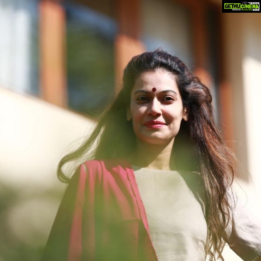 Payal Rohatgi Instagram - #ArnabGoswami की bail अभी तक नहीं हुई है और यह बहुत शर्मनाक है क्यूँकि high court कह रहा है sessions court देगी और sessionscourt का अभी तक कोई फ़ैसला नहीं हुआ। Modi जी अगर Arnab कोई मुस्लिम होता या फिर कोई आपका non-supporter होता तो आप शायद उसके लिए आवाज़ उठाते परंतु वह आपका समर्थक है तो उसे आप नहीं बचाएँगे ??? यह ग़लत है क्यूँकि सबका साथ और सबका विकास का मतलब समर्थकों को भी उतनी सुरक्षा मिलनी जितनी एक non-समर्थक को। बॉलीवुड का सच तो सबको पता चल गया है कि कितना drugs का सेवन करते हैं यह लोग। Firoz Nadiadwala के यहाँ raid पढ़ना और फिर Arjun Rampal के यहाँ raid दिखाती है कि कितना अंदर तक drugs का सेवन होता है। यह drugs के सेवन की छुपाने के लिए सुशांत की मौत जो आत्माहत्या कहकर छुपाया जा रहा था। Disha की मौत की भी छुपाया जा रहा था। Arnab ने इन सब पर आवाज़ उठाई तो अब उसके साथ यह सब हो रहा है। ग़लत है मोदी जी 🙏 #payalrohatgi Hotel Hilltone