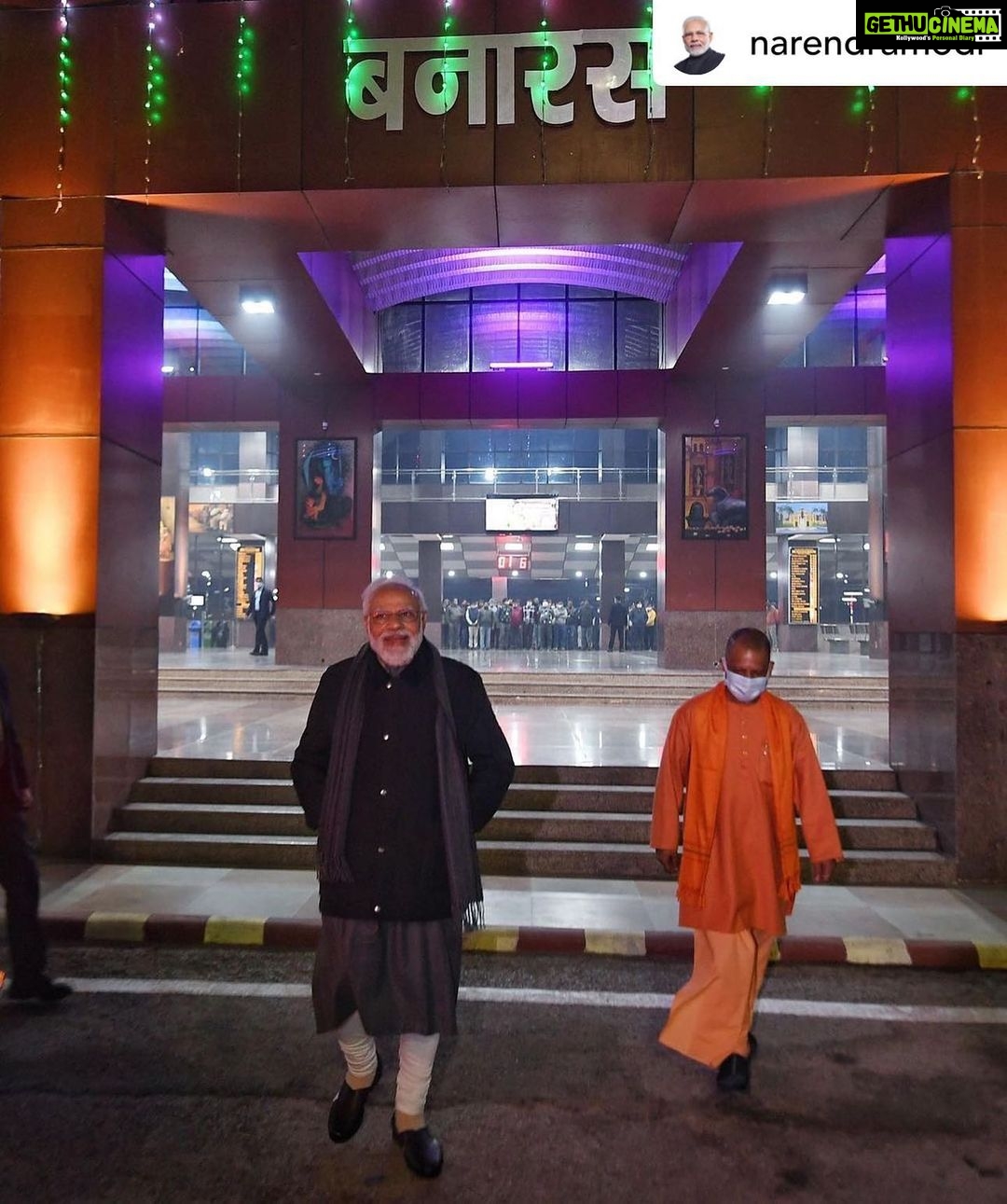 Payal Rohatgi Instagram - Shri Modi ji and Shri Yogi ji, I respect both of you for doing what u do for Hinduism. I also love development …….. provided there is less or NO corruption 👏 #PayalRohatgi Posted @withregram • @narendramodi Reviewing development works at Banaras Railway Station post midnight, 14th December.