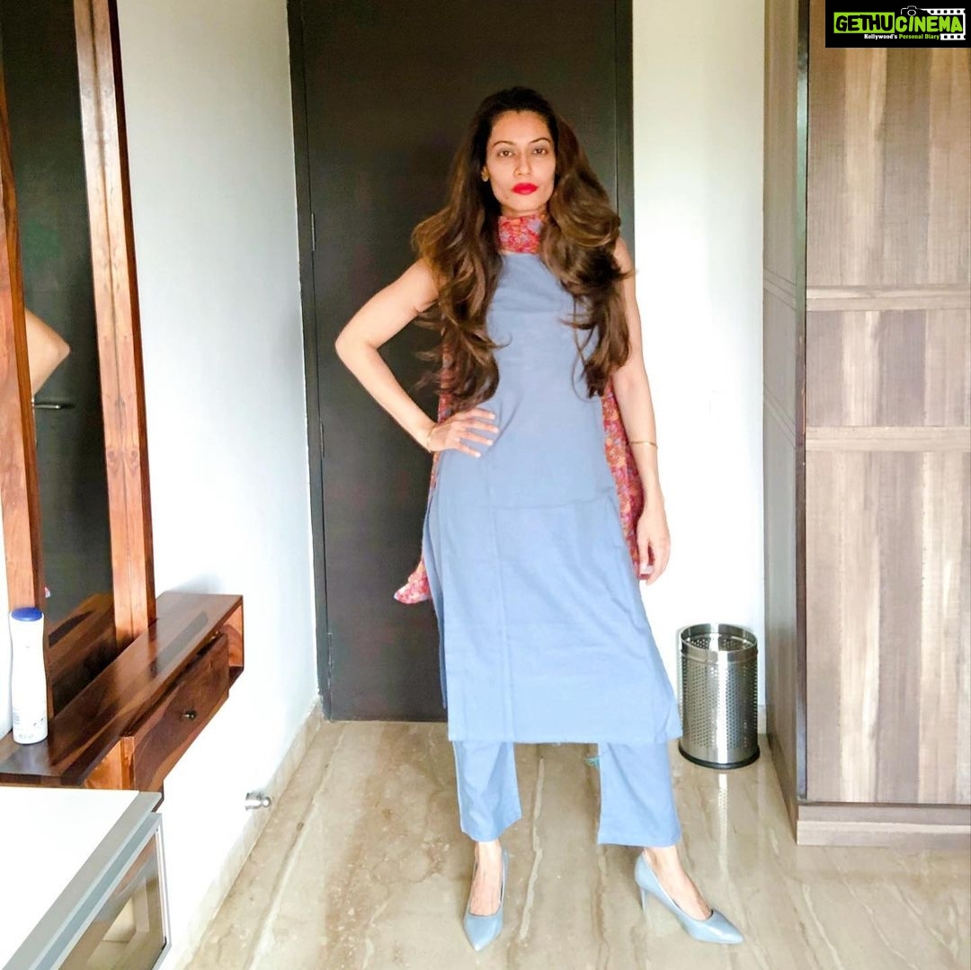 Payal Rohatgi Instagram - मैं आज बात करती हूँ कि कैसे मुझे लगता है कि हिंदू विचार धारा के लोगों को गुमराह करा जा रहा है corporate द्वारा। सभी को इतना कहना है कि हिंदू प्रथाओं को जो निशाना बना रहा है उसे expose करो परंतु सही search के बाद। ऐसे ही भीड़ का हिस्सा मत बन जाओ। #Ashram series जो MXplayer पर release हुई है उसे target करना उसे publicity देना है क्यूँकि यह series आपके boycott trend से hit हो गयी।यह series से Sangram जी भी जुड़े हैं और यह series में Gurmeet Ram Rahim को expose किया गया है जो एक रंगीन इतिहास रखता है।Sangram जी भी यह series से associated थे तो मुझे पता है कि making क्या है। अब Tanishq advertisement में एक झूठा ख़्वाब दिखाने का प्रयास किया गया जो ग़लत था और उस पर हमने आवाज़ उठाई। #lovejihad के बहुत उदाहरण है भारत में आज के समय जिन्हें सभी के सामने लाना ज़रूरी है क्यूँकि हमें हिंदू बेटीओं को इस जिहाद से बचाना है। परंतु हिंदू विचार धारा वाले लोगों का दूर उपयोग किया जाता है जो ग़लत है। हम हिंदू हैं और हम tolerant हैं परंतु ashram series में MSG की कहानी बेची गयी है। आप क्यूँ नहीं funding करते और मौलवी और पादरी के ऊपर कहानी लिखते और उनकी सच्चाई रखते public platform पर ??? जब एक #boycott trend चलता है तो वो चीज़ और अहेमियत पाती है।आप लोग boycott biggboss कर रेही हैं और उस show को और publicity मिल रही है। तो आप अपना मुद्दा सही चुनिए यही कहना है मुझे 🙏 @krishaclothing #payalrohatgi