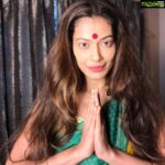 Payal Rohatgi Instagram - आज हम यह भी बात करेंगे की #MaheshBhatt पर उनके nephew की estranged पत्नी जो दक्षिण की अभिनेत्री है उसका आरोप है कि वो industry के don हैं।उनका नाम है #LuvienaLodh और उनके पति का नाम है #SumitSabharwal।Luviena कह रही है कि उनका पति drugs supply करता है #AmyraDastur और #SapnaPabbi को जो अभिनेत्री हैं। Sapna का नाम एक दिन पहले न्यूज़ में था क्यूँकि NCB ने उसे summons भेजे थे drugs मामले में। साथ में वो यह भी कहती है की उसका पति लड़कियाँ भी supply करता था directors को। और यह सब की जानकारी #MaheshBhatt को थी। Mahesh Bhatt का वकील अब case दर्ज कर रहा है Luviena के ख़िलाफ़ अपने client के तरफ़ से क्यूँकि Luveina का आरोप है कि वो उसे अभी अपने घर से निकलने का प्रयास कर रहा है। सच तो सामने ज़रूर आएगा परंतु यह सुनकर यह बात तो साबित होती है कि drugs तो है बालीवुड के अंदर। दूसरी ओर Mahesh Bhatt industry के DON है कि नहीं यह तो पता नहीं परंतु यह पता है कि भगवान सबका DON है और वो आपके साथ है तो कोई आपका बाल भी बाँका नहीं कर सकता। #payalrohatgi