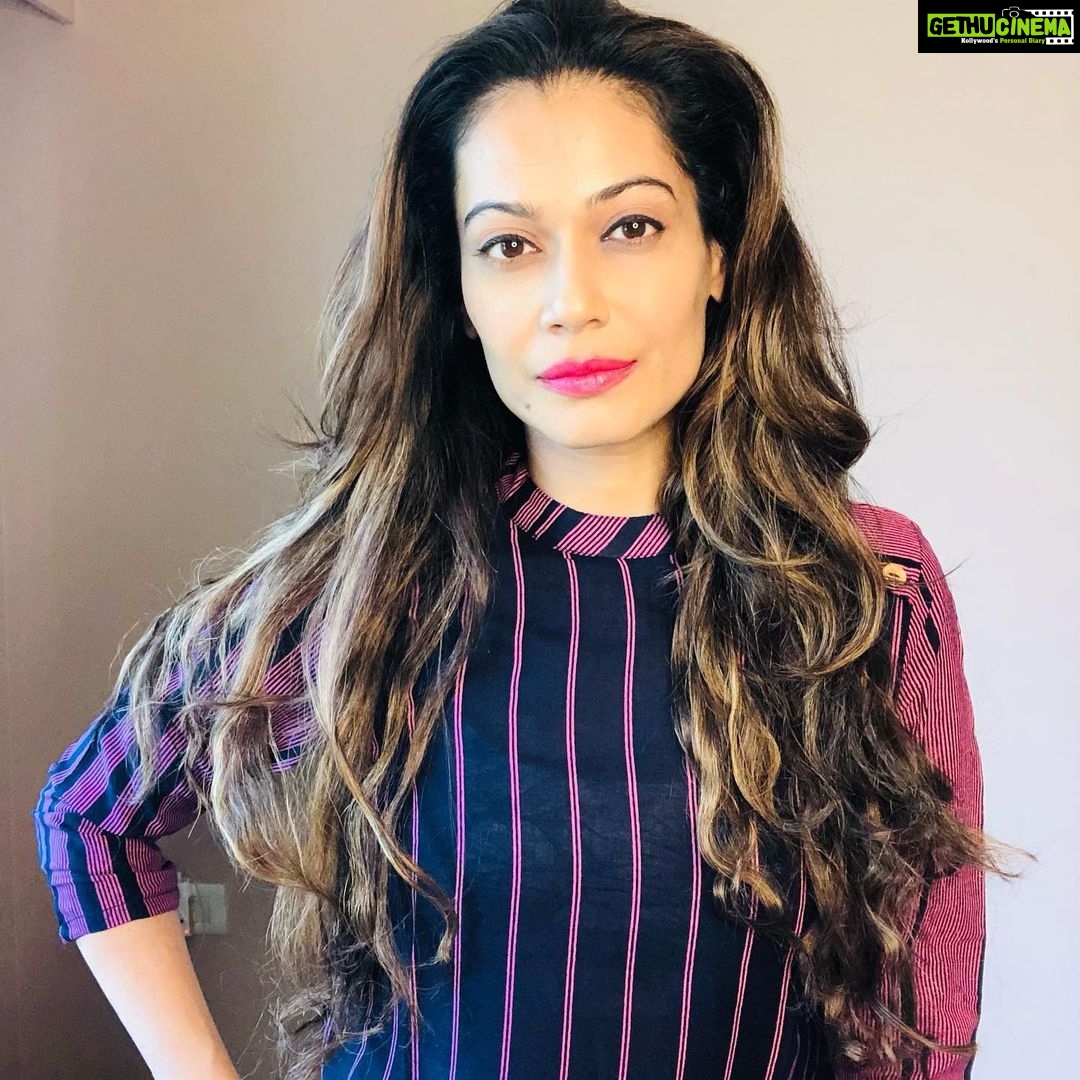 Payal Rohatgi Instagram - आज हम बात करते हैं कि सब लोग सुशांत की मौत से फ़ायदा उठाना चाहते हैं। Dr. Swamy का बयान देखा Republic न्यूज़ channel पर जहां वो कह रहे हैं कि सुशांत की pants पर sperm था??? किसने उन्हें यह बोला ?? Swamy जी किस आधार पर यह claim कर सकते है ??? अब दूसरी ओर उनका वकील बैठके views और likes के रहा है अपने YouTube पर सुशांत की death से तो उसे क्यूँ नहीं target करते सुशांत के fans ??? यह जो claim हैं Swamy जी का वो बिग़ैर proof के बोलना बहुत ग़लत होगा। क्यूँकि AIIMS ने या Cooper hospital ने ऐसा बयान क्यूँ नहीं दिया ??? एक ओर सोच आपके साथ share करनी है कि सुशांत को उसके फ़िल्म release दौरान theatres नहीं मिलते थे। मैंने पहले के video में #sonchiriya के पीछे की conspiracy share करनी चाही। अब सारे theatre वाले सुशांत की फ़िल्म दिखाना चाहते हैं coronavirus unlock की प्रतिक्रिया में ??? सब अपना फ़ायदा देखते हैं। क्यूँकि मैंने यह सोच पड़ी कि कैसे #DilBechara के makers को भी पैसा बनाना था और #Drive फ़िल्म के OTT platform पर flop होने से #DilBechara के makers को भी डर लग रहा होगा। सुशांत की फ़िल्म को theatre नाहीं मिलते थे और OTT platform पर भी उसके फ़िल्म नहीं चल रहे थे। तो क्या अपने फ़ायदे के लिए सुशांत का क़त्ल करवाया गया ??? क्यूँकि सुशांत की मौत से उसके fans ने #DilBechara को superhit बनाया ना की director के काम से या फिर heroine के acting से।Industry में तो सब लोग सुशांत की depresssion की कहानी बेच रहे थे तो उसके पीछे सुशांत का क़त्ल अगर करवाया गया तो छुपाया जा सकता था। इस सोच में logic हैं 🙏 #payalrohatgi