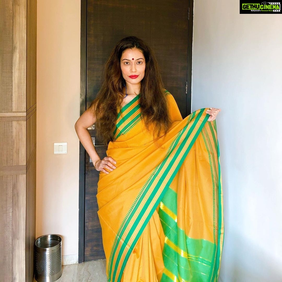 Payal Rohatgi Instagram - आज बात करते हैं सुशांत की फ़िल्म #Sonchiriya के साथ हुई conspiracy के बारे में। सुशांत के यह फ़िल्म release हुई २०१९ में और इस फ़िल्म के producer थे #RonnieScrewvala और director थे #AbhishekChaubey। फ़िल्म अच्छी थी फिर भी इसे theatre नहीं मिले जो समझ नहीं आता क्यूँकि फ़िल्म का producer बड़ा था। #Sonchiriya को वो ही producer ने produce किया जिसने #Uri फ़िल्म बनाई। तो Ronnie को theatre कैसे नहीं मिले ??? Ronnie का partner है #SidarthRoyKapur जिसकी तीसरी बीवी है #VidyaBalan जो सबको सुशांत की मौत पर चुप रहने को कह रही थी। समझ आया chronology ???? यह लोग ने कैसा खेल खेला की #LuppaChuppi फ़िल्म जिसमें #KarthikAryan और #KritiSanon थी उसे ज़्यादा theatre मिले ना कि सुशांत की फ़िल्म को ???? यह फ़िल्म #DineshVijan की दूसरी फ़िल्म थी #kritisanon के साथ जब कि दो फ़िल्म की deal तो सुशान्त के साथ भी sign की थी उसने ??? सुशांत के fans ने उसे यह भी कहा कि कैसे कुछ theatre में #Sonchiriya dub करके release की जा रही है। यह तो साज़िश थी क्यूँकि फ़िल्म को Bundeli dialect में शूट किया गया था और उसे flop करने के लिए दूसरी भाषा में dub कर release करना एक साज़िश थी। ना #DineshVijan, #RonnieScrewvala से बड़ा था कि उसे ज़्यादा theatre मिलते ना #KarthikAryan, #SushantSinghRajput से इतना बड़ा था कि वो ज़बरदस्ती theatre छिन लेता अपनी फ़िल्म के लिए। यह एक साज़िश थी THEY लोगों द्वारा जिन्हें सज़ा भगवान ज़रूर देगा। यह जो THEY थे उन्होंने सुशांत को बर्बाद करना बहुत समय से शुरू किया। Disha की मौत पर भी सुशांत ने अपनी बहन को बोला कि THEY उसको छोढ़ेंगे नहीं अभी। यह सारे THEY हैं बॉलीवुड वाले जो सुशांत को ख़त्म करना चाहते थे और भगवान आज पूरे बॉलीवुड को ख़त्म करेगा उनके karm की वजह से। यह बॉलीवुड वाले UP में film city बनने के नाम से तिलमिला रहे हैं क्यूँकि उन्हें पता है कि मुंबई की film city से सो गुना बेहतर film city जब UP में बनेगी तो लोग मुंबई से बाहर shooting करेंगे और base टूटेगा इन लोगों का जो बॉलीवुड को अपनी बाप दादा की जायदाद समझते हैं। #payalrohatgi