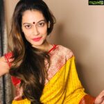 Payal Rohatgi Instagram - मैं Twitter पर नहीं हूँ इसलिए जब कोई news channel ने debate के लिए बुलाया Tanishq के boycott वाले trend पर तब मैंने पूरी जानकारी माँगी। #Tanishq का advertisement देखा और यह राय बनाई की उन्हें अपना narrative बेचने का right है मगर भारत में हम भी अपना narrative बेच सकते है। दिखाओ एक मुस्लिम बहु एक हिन्दु परिवार में भी ??? हम सब को पता है कि #LoveJihad होता है और एक समय Afghanistan और Indonesia में भी हिन्दु बसते थे परंतु अब ऐसा नहीं क्यूँकि वो हिंदुओं का धर्म परिवर्तन करवाया गया । मगर हमें intolerant बनकर कुछ नहीं मिलेगा क्यूँकि यह तो हमें intolerant साबित करने पर तुले हुए हैं।यह लोग अलग देश लेकर बैठे हैं बँटवारे से। तो हमें उनका boycott करने से कुछ प्राप्त नहीं होगा। हमें हमारी कहानी रखनी है क्यूँकि दूसरे की लकीर चोटी नहीं करनी परंतु अपनी लकीर लम्बी करनी है। तो हमारे tolerance की कहानी बेचिए 🙏 ना मैंने #BoycottBollywood के trend को support करना अभी सही समझा है क्यूँकि यह ग़लत होगा क्यूँकि हर जगह कुछ अच्छे लोग भी होते हैं। परंतु अगर बॉलीवुड के लोग hinduphobia फेलाए तो आप उसके साथ अपनी कहानी रखो जहाँ आप दूसरे धर्म की कु प्रथा पर रोशनी डालो। और अपने धर्म में जो परिवर्तन आपने देखे हैं इस पर बात करो । यही सही तरीक़ा है 🙏 #payalrohatgi