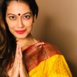Payal Rohatgi Instagram - Sushant की मौत हमेशा एक murder ही रहेगी मेरे लिए क्यूँकि एक साल के अंदर ऐसा क्या हुआ कि सुशांत हमारे बीच में नहीं है ?? May 2019 में प्रधानमंत्री के swearing in ceremony में सुशांत था #KaranJohar के साथ मगर किस तरह उसे सबसे पहले नशा देना शुरू किया गया ? उसने अगर अपनी मर्ज़ी से लिया तो कौन थे वो लोग जिन्होंने उसे यह दिया ? किसके कहने पर दिया ? क्यूँकि एक अच्छा ख़ासा इंसान ऐसे ही आत्माहत्या नहीं करता ??? सुशांत को ख़त्म किया गया है और यह सबसे बड़ी साज़िश है। यह साज़िश पर क्या CBI कुछ रोशनी रख पाएगा ?? क्यूँकि AIIMS के डॉक्टर #SudhirGupta का यूँ U-turn मारना और अभी तक CBI का कोई official बयान नहीं आना सब एक conspiracy है। मगर मैं CBI, ED, और NCB पर विश्वास करूँगी। Rhea गुनहगार है मेरी नज़रों में चाहे उसके ख़िलाफ़ सबूत मिले या ना मिले। उसे bail मिली क्यूँकि उसके ख़िलाफ़ सबूत नहीं थे परंतु उसके भाई को bail नहीं मिली क्यूँकि वो drugs का धंधा करता था।बॉलीवुड के जितने लोग उसका समर्थन करते हैं इन सब को भगवान Rhea जैसी girlfriend दे जो घरों में जाकर पुरुष को ऐसे handle करती हैं। क्यूँकि कोई भी प्यार में girlfriend अपने boyfriend के नशे के हालत में videos नहीं shoot करती 🙏 Rhea कोई bichari नहीं परंतु एक खिलाड़ी है मेरे अनुसार। मगर court की मर्ज़ी को में challenge नहीं करती क्यूँ court evidence पर चलता है। मगर भगवान के court में evidence दिखाने की आव्यशक्ता नहीं 🙏 #payalrohatgi