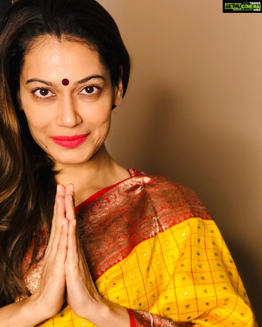 Payal Rohatgi Instagram - Sushant की मौत हमेशा एक murder ही रहेगी मेरे लिए क्यूँकि एक साल के अंदर ऐसा क्या हुआ कि सुशांत हमारे बीच में नहीं है ?? May 2019 में प्रधानमंत्री के swearing in ceremony में सुशांत था #KaranJohar के साथ मगर किस तरह उसे सबसे पहले नशा देना शुरू किया गया ? उसने अगर अपनी मर्ज़ी से लिया तो कौन थे वो लोग जिन्होंने उसे यह दिया ? किसके कहने पर दिया ? क्यूँकि एक अच्छा ख़ासा इंसान ऐसे ही आत्माहत्या नहीं करता ??? सुशांत को ख़त्म किया गया है और यह सबसे बड़ी साज़िश है। यह साज़िश पर क्या CBI कुछ रोशनी रख पाएगा ?? क्यूँकि AIIMS के डॉक्टर #SudhirGupta का यूँ U-turn मारना और अभी तक CBI का कोई official बयान नहीं आना सब एक conspiracy है। मगर मैं CBI, ED, और NCB पर विश्वास करूँगी। Rhea गुनहगार है मेरी नज़रों में चाहे उसके ख़िलाफ़ सबूत मिले या ना मिले। उसे bail मिली क्यूँकि उसके ख़िलाफ़ सबूत नहीं थे परंतु उसके भाई को bail नहीं मिली क्यूँकि वो drugs का धंधा करता था।बॉलीवुड के जितने लोग उसका समर्थन करते हैं इन सब को भगवान Rhea जैसी girlfriend दे जो घरों में जाकर पुरुष को ऐसे handle करती हैं। क्यूँकि कोई भी प्यार में girlfriend अपने boyfriend के नशे के हालत में videos नहीं shoot करती 🙏 Rhea कोई bichari नहीं परंतु एक खिलाड़ी है मेरे अनुसार। मगर court की मर्ज़ी को में challenge नहीं करती क्यूँ court evidence पर चलता है। मगर भगवान के court में evidence दिखाने की आव्यशक्ता नहीं 🙏 #payalrohatgi