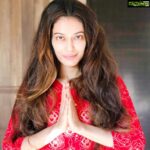 Payal Rohatgi Instagram - सुनने में आता है कि #Biggboss की #SanaKhan ने अपना career giveup करा और अब बालीवुड में काम नहीं करेगी। तो सभी लोगों से मैं इतना कहना चाहती हूँ कि GIVEUP ऊँचाई पर जाकर किया जाता है ना कि नीचे level पर। Sana कोई A grade अभिनेत्री नहीं थी #KatrinaKaif जैसी जो अपना successful career give up कर रही है। उसे #ZairaWasim से compare करना ग़लत क्यूँकि #Zaira चोटी थी उम्र में और superstar #AamirKhan के साथ काम कर चुकी थी powerful role में।Sana का यह न्यूज़ सच हो सकता है जिसके लिए हम उन्हें बधाई देते हैं क्यूँकि सबको अपनी ज़िंदगी में ख़ुश रहने का हक़ है परंतु यह एक publicity stunt भी हो सकता है क्यूँकि #Biggboss नाम से heading break हुई है। रही बात #KatrinaKaif की तो वो अच्छी player हैं क्यूँकि उन्हें काम #SalmanKhan के वजह से मिला और यह बात सबको पता है। Katrina पहले ना dance कर सकती थी ना acting परंतु अब dance तो कर लेती है महनत से परंतु acting तो अब भी नहीं आती। Katrina को ३ Khan और #AkshayKumar ने promote किया है। नाम तो जुड़ा उसका Salman और Ranbir के साथ openly 🤪 तो बस Katrina career giveup करती तो बाक़ी deserving actress को मौक़ा मिलता क्यूँकि यह तो solid setting करके बैठी है 😉🤪 सुशांत के साथ क्या हुआ इसके लिए मैंने आवाज़ उठाई क्यूँकि बालीवुड में यह सब politics होती है। परंतु कुछ लोग बोलेंगे की मैंने बालीवुड को GIVEUP कर दिया इसलिए बॉलीवुड की बुराई कर रही हूँ परंतु उन्हें इतना कहना है कि मैंने बॉलीवुड को नहीं त्यागा परंतु हाल में जो opportunity है वो पसंद नहीं। कल को ओर कोई opportunity दिखी तो ज़रूर काम करूँगी बालीवुड में अपने अनुसार🙏