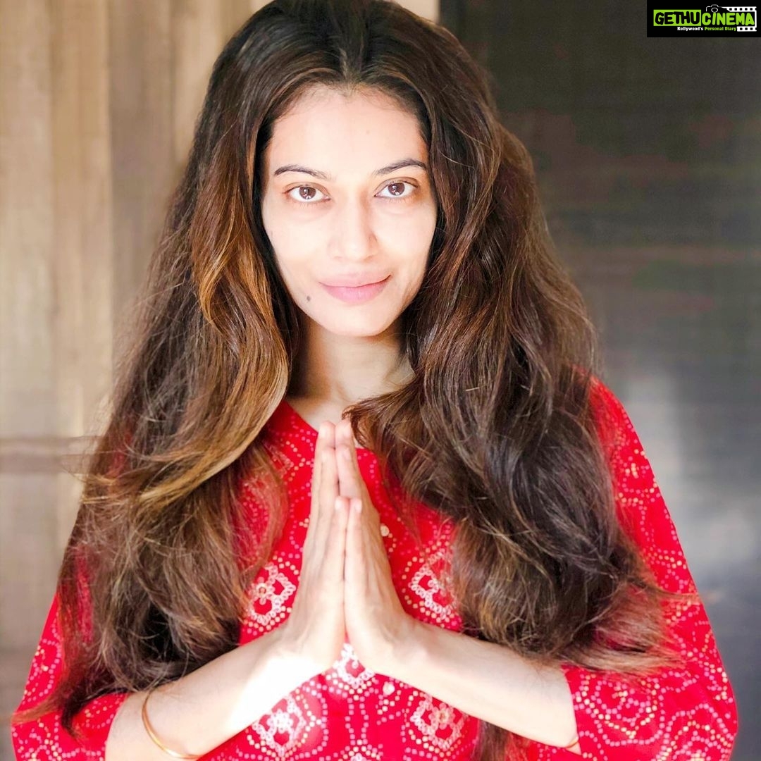 Payal Rohatgi Instagram - सुनने में आता है कि #Biggboss की #SanaKhan ने अपना career giveup करा और अब बालीवुड में काम नहीं करेगी। तो सभी लोगों से मैं इतना कहना चाहती हूँ कि GIVEUP ऊँचाई पर जाकर किया जाता है ना कि नीचे level पर। Sana कोई A grade अभिनेत्री नहीं थी #KatrinaKaif जैसी जो अपना successful career give up कर रही है। उसे #ZairaWasim से compare करना ग़लत क्यूँकि #Zaira चोटी थी उम्र में और superstar #AamirKhan के साथ काम कर चुकी थी powerful role में।Sana का यह न्यूज़ सच हो सकता है जिसके लिए हम उन्हें बधाई देते हैं क्यूँकि सबको अपनी ज़िंदगी में ख़ुश रहने का हक़ है परंतु यह एक publicity stunt भी हो सकता है क्यूँकि #Biggboss नाम से heading break हुई है। रही बात #KatrinaKaif की तो वो अच्छी player हैं क्यूँकि उन्हें काम #SalmanKhan के वजह से मिला और यह बात सबको पता है। Katrina पहले ना dance कर सकती थी ना acting परंतु अब dance तो कर लेती है महनत से परंतु acting तो अब भी नहीं आती। Katrina को ३ Khan और #AkshayKumar ने promote किया है। नाम तो जुड़ा उसका Salman और Ranbir के साथ openly 🤪 तो बस Katrina career giveup करती तो बाक़ी deserving actress को मौक़ा मिलता क्यूँकि यह तो solid setting करके बैठी है 😉🤪 सुशांत के साथ क्या हुआ इसके लिए मैंने आवाज़ उठाई क्यूँकि बालीवुड में यह सब politics होती है। परंतु कुछ लोग बोलेंगे की मैंने बालीवुड को GIVEUP कर दिया इसलिए बॉलीवुड की बुराई कर रही हूँ परंतु उन्हें इतना कहना है कि मैंने बॉलीवुड को नहीं त्यागा परंतु हाल में जो opportunity है वो पसंद नहीं। कल को ओर कोई opportunity दिखी तो ज़रूर काम करूँगी बालीवुड में अपने अनुसार🙏
