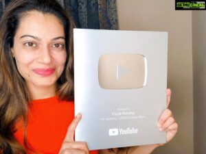 Payal Rohatgi Instagram - खबर आयी है कि news channel fake news चलाते है और इसलिए उनको जुर्माना देना पड़ रहा है। AajTak को जुर्माना देना पड़ रहा है और बाक़ी कुछ channels को। और अब यह video बनाने से पहले #Newsnation ने मुझे एक debate के लिए invite किया जहां वो कह रहे थे कि Rhea को #BiggBoss में बुलाने का प्रस्ताव बन रहा है। हम तो इतना कहेंगे कि #SalmanKhan का partner #NikhilDwendi तो अपनी ज़ुबान से ही बोल रहा था कि वो Rhea को काम देगा तो यह कोई shocking news नहीं। आख़िर पूरा बॉलीवुड कहीं ना कहीं drugs का धंधा करने वाली से सहानुभूति रखता है🤣 हमें यह भी खबर देखी कि media ने जानबूचकर #Hathras की घटना ग़लत तरीक़े से break करी क्यूँकि victim का बलात्कार नहीं हुआ। और अब एक ख़त public में आया है #SudarshanNews channel द्वारा जहां Sandeep ने कहा है कि victim की माँ और भाई ने उसे पिटा क्यूँकि victim की दोस्ती उसके साथ थी। परंतु victim का एक video आया बाहर जहां वो खुद अपने मुँह से बयान दिया था जब की media में कहा था कि उसकी ज़ुबान कट गयी थी।तो media झूट ज़रूर बोलता है। Media को celebrities के vehicles के पीछे जाने से माना किया गया है क्यूँकि यह करने से accident हो सकते हैं। यह वजह से Princess Diana का death हुआ था जब वो अपने partner Ali Dodhi के साथ travel कर रही थी 🙏 #payalrohatgi