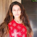 Payal Rohatgi Instagram - #Rhea के नाम के जाप करणे वालों आपको कहना है कि Rhea फिर से arrest हो सकती है क्यूँकि Rhea को drugs case में bail मिली है ना की #abetmenttosuicide case में क्यूँकि अभी यहाँ पूछताछ बाक़ी है। Rhea के ख़िलाफ़ drug trafficking के सबूत court को नहीं मिले इसलिए उसे bail दी परंतु उसके भाई को bail नहीं मिली। तो ख़ानदान तो जुर्म से जुड़ा हुआ है और जुर्म drugs का है। अब यह जो drugs लाती थी Rhea सुशांत के लिए क्या उसे बोलके देतीं थी या बिना बोले ??? क्या जो doctors से Anti-psychotic दावा लेती थी सुशांत के लिए उन्हें यह illegal drugs के बारे में पता था ??? क्यूँकि अगर doctors को नहीं पता था और सुशांत को भी नहीं पता था तो यह एक संगीन जुर्म हैं। जो feminists अब court की जय जय कार कर रहे हैं वो याद रखे कि यह court #ShaheenBaug protestors के ख़िलाफ़ है क्यूँकि उन्होंने ग़ैर क़ानूनी तरीक़े से रास्ता रोका और यही court ने Ram Mandir का फ़ैसला हिंदुओं के पक्ष में दिया था 🤣 #जयश्रीराम 🙏 #payalrohatgi