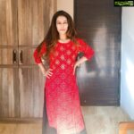 Payal Rohatgi Instagram - आज हमें खबर मिली कि #हाथरस घटना में media के एक section ने और कोई unknown नेता ने जानबूच कर ग़लत खबर फेलाई है। जब यह घटना हुई तो victim के परिवार ने बलात्कार का आरोप नहीं लगाया था। UP सरकार #CBI की माँग ख़ुद रख रही है परंतु परिवार नहीं चाहते। कहीं कुछ गड़बड़ है। जानबूचकर जाती के ऊपर दंगे करवाने का प्रयास किया जा रहा है। Call Data Records हैं जहाँ victim और Main Accused के बीच बात चित हुई है ५ घंटो के लिए। Sandeep Singh का परिवार कह रहा है कि रेप नहीं हुआ। forensic report सिर्फ़ मार पिट की पुष्टि कर रही है। Ramu जो दूसरा accused है वो कोई कारख़ाने में काम कर रहा था जब यह घटना हुईं। अब सच क्या है यह तो समय बताएगा परन्तु अभी तक rape का इल्ज़ाम नक़ली लग रहा है 🙏 #payalrohatgi @k.u.creation
