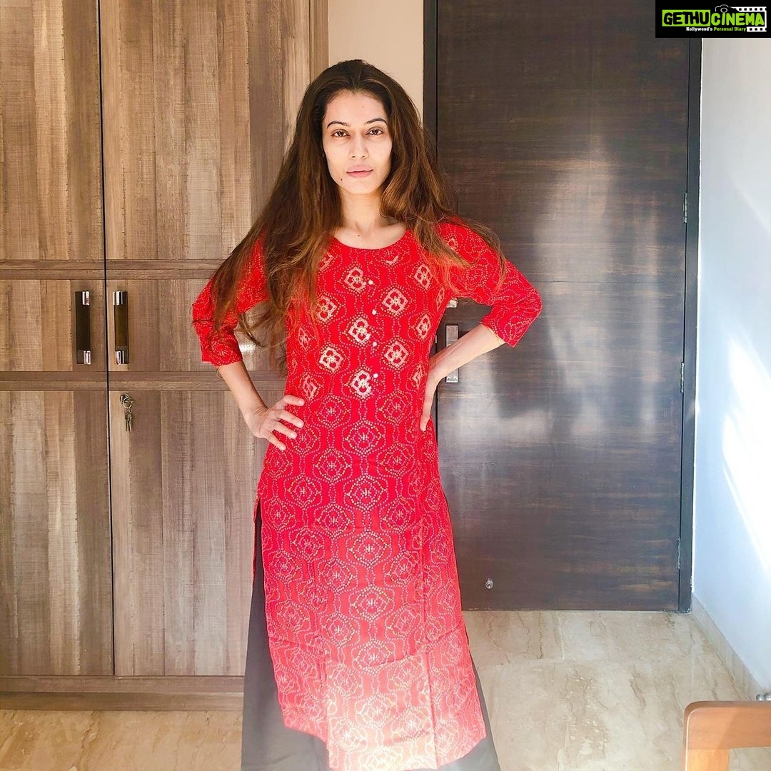 Payal Rohatgi Instagram - आज हमें खबर मिली कि #हाथरस घटना में media के एक section ने और कोई unknown नेता ने जानबूच कर ग़लत खबर फेलाई है। जब यह घटना हुई तो victim के परिवार ने बलात्कार का आरोप नहीं लगाया था। UP सरकार #CBI की माँग ख़ुद रख रही है परंतु परिवार नहीं चाहते। कहीं कुछ गड़बड़ है। जानबूचकर जाती के ऊपर दंगे करवाने का प्रयास किया जा रहा है। Call Data Records हैं जहाँ victim और Main Accused के बीच बात चित हुई है ५ घंटो के लिए। Sandeep Singh का परिवार कह रहा है कि रेप नहीं हुआ। forensic report सिर्फ़ मार पिट की पुष्टि कर रही है। Ramu जो दूसरा accused है वो कोई कारख़ाने में काम कर रहा था जब यह घटना हुईं। अब सच क्या है यह तो समय बताएगा परन्तु अभी तक rape का इल्ज़ाम नक़ली लग रहा है 🙏 #payalrohatgi @k.u.creation