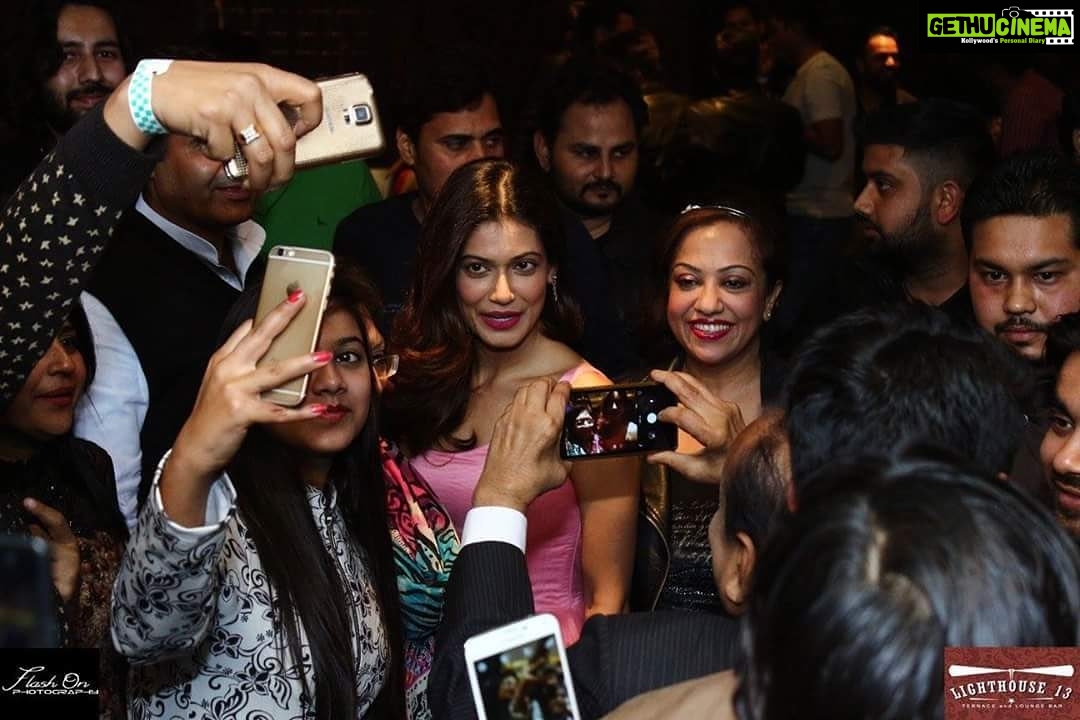 Payal Rohatgi Instagram - बहुत सारे लोगों ने मुझ पर आरोप लगाया कि मैं publicity के लिए Sushant case से जुड़ी परंतु अब अगर मैं बोलूँ की वकील भी शायद publicity के लिए सुशांत case से जुड़े तो क्या आप मानेंगे ??? सब को इतना बताना है कि #IshKaranBhandari और संग्राम जी सम्पर्क में आए जब वो बूंदी की घटना हुई थी फिर जब मैंने कोई ओर Times के मामले में उसके साथ सम्पर्क किया तो middle man द्वारा पैसे की demand रखी जो ठीक है मगर बात यह है कि हम लोग उनके सम्पर्क में कभी ख़ुद नहीं आए। वो ख़ुद हमारे साथ जुड़ने के लिए आए और फिर behave करना की हम उनके जुड़ने के लिए पीछे पड़े थे यह ग़लत है 😜 अब Ishkaran और #SudhirGupta का क्या सच है यह तो समय बताएगा परंतु उनकी integrity पर आरोप एक दूसरा वकील लगा रहा है जिसका नाम है #VibhorAnand । वकील को भी publicity चाहिए नए clients पकड़ने के लिए। #SatishManshinde की बात सुन लो जो एक senior वकील है मगर Rhea के लिए अगर free में लड़ रहा है तो क्यूँ लड़ रहा है ??? Publicity ??? तो क्यूँ वकीलों की integrity पर सवाल नहीं उठाए जाते ?? मैं तो frankly Ishkaran को जानती तक नहीं थी सुशांत case से जुड़ने से पहले और उसके भी YouTube और बाक़ी platform के followers और subscribers सुशांत case से जुड़ने से बड़े हैं🙏 Advocate #Vibhor ने कहा था कि Dr. Swamy जी ने AIIMS के doctors को bribe किया suicide का angle साबित करने के लिए परंतु Swamy जी तो सब से पहले murder कह रहे थे evidences के आधार पर और हमने उनके version को देख ओर भी यक़ीन माना कि सुशांत की मौत शायद एक murder थी। तो Swamy जी suicide की माँग क्यूँ रखेंगे AIIMS के सामने ??? यहाँ vibhor का claim ग़लत लगा परंतु शायद एक प्रकार का miscoordination हैं उनके यहाँ क्यूँकि जब उनके एक वकील #VijaySharma ने मेरा defamation का case handle किया था free of cost तो उन्होंने मुझे यह भी कहा था Bundi case में ज़मानत की ज़रूरत नहीं होगी परंतु वो ज़रूरी था और राजस्थान police ने तभी मुझे गिरफ़्तार किया जब मैंने anticipatory bail के लिए apply किया। अब यह उन्होंने गलती की मेरे साथ या ???? एक ओर मामले में Times of India का कोई legal matter था और Swamy जी के team से उन्होंने Ishkaran Bhandari का reference मुझे दिया। यह reference इसलिए मैंने accept किया क्यूँकि उनका बंदा मेरे घर आया आया था मुझसे मिलने। फिर मुझे #Help का tag देकर मुझे fees की requirement भेजते हो ?? भैया मैंने कब तुमसे सम्पर्क किया ??? मेरे ख़ुद के family वकील हैं 🙏
