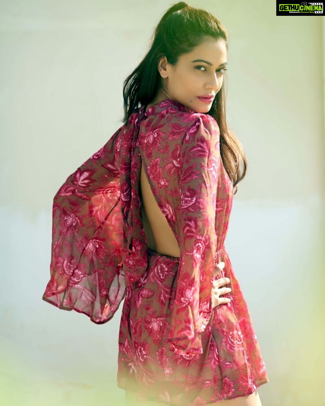 Payal Rohatgi Instagram - #AmanBaisla case में अब कोई भाजपा नेता का नाम भी आ रहा है कि वो शायद उसे धमकी दे रहे थे या उनके नाम से #NehaJindal और #SumitGoswami उसे धमकी दे रहे थे।जाँच होनी चाहिए। अगर सुशांत ने ऐसा video जैसा Aman ने बनाया अगर उसने suicide किया तो आरोपी को जल्द सज़ा मिलती। UP में हाथरस के बाद ३ ओर जगह रेप की घटनायें हुई हैं और सभी आरोपी को गिरफ़्तार किया गया परंतु राजस्थान में बांसबड़ा में एक किशोरी का गैंगरेप के बाद हत्या हुई और आरोपी फ़रार है ऐसा social media पर खबर है। मगर कोई media coverage नहीं हुई है। साथ में सभी #PaidTrolls को कहना है कि मैं अपनी राय रख सकती हूँ किसी भी मुद्दे पर। आप लोग न्यूज़ channel को boycott करिए जो #BiggBoss की खबर चला रहे है । क्या हिम्मत है #Colors #Endemolshine #SidarthShukla #HinaKhan #SalmanKhan के sponsors को boycott करणे की ???? बहुत सारे YouTube channels #ShudhManoranjan #Fifafooz जो सुशांत मामले पर आवाज़ उठा रहे थे वो भी Biggboss के बारे में टिप्पणी कर रहे है। उन्हें करो boycott मगर आप तो देख रहे हैं उन्हें तो बहुत views मिलते हैं 🙏 मुझे अगर आप target करेंगे तो मैं अपना पक्ष ज़रूर रखूँगी क्यूँकि मैं लोकतंत्र में रहती हूँ 🙏 #payalrohatgi