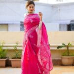 Payal Rohatgi Instagram - Payal rules follow करने में विश्वास करती है मगर उन rules में फँस जाती है जिन्हें कोई follow नहीं करता। ये मैं इसलिए कह रही हूँ कि सबको पता है कि मैं passport renew कराने के लिए court से orders का wait कर रही हूँ जिन court में मेरे ख़िलाफ़ criminal case है। एक court से आ गया और दूसरे court से नहीं आया क्योंकि वो court के वकील को नहीं पता था कि ऐसा कुछ करना पड़ता है passport renew कराने के लिए। तो आज आप सब को सिर्फ़ इतना ही कहना है कि Indian passport Act exist करता है और उसका उदाहरण है ये ख़बर जो एक वकील ने WhatsApp द्वारा share करी।भ्रष्टाचार सब जगह है, police अफ़सरों में है, वकीलों में है जो building बनाने wale real estate वाले हैं वो भी भ्रष्टाचार का हिस्सा है ।सब जगह है क्योंकि भारत से अभी तक भ्रष्टाचार ख़त्म नहीं हुआ।नेता भी भ्रष्टाचार का हिस्सा होते हैं। तो आज बात करते हैं इस ख़बर की जो मैंने पढ़ी ।ख़बर ये है कि Additional General Deven Bharti के ख़िलाफ़ FIR दर्ज कराई गई है जहाँ पर BJP के minority cell के अध्यक्ष की पत्नी ने शायद passport बनाने का प्रयास किया जो Bangladesh से हैं और उन्होंने उसके लिए bogus birth certificate बनाने का नाकामयाब कोशिश करी और इस नाकामयाब कोशिश को police ने expose किया और ADG का इसमें हाथ था इसके ऊपर इंफॉर्मेशन मिली और FIR दर्ज कराई गई। ये ख़बर सिर्फ़ एक बात साबित होती है कि Bangladesh से illegal immigrants Bharat में आते हैं और इन illegal immigrants को West Bengal से bogus काग़ज़ात मिलते है। सभी लोगों को इतना ही कहना है कि चाहे कोई भी political Party से क्यों न हो ग़लत काम मत करियो social media का ज़माना है ।आपकी Party आपका ख़ुद साथ नहीं देगी अगर उनका कोई agenda पूरा hota है या दूसरी Party आपको फँसायेंगी अगर उनका agenda पूरा होता है। तो भारतीय नागरिक होने के कारण क़ानून का पालन करें, ग़लत काम मत करियो, social media का ज़माना है, online submission का ज़माना है।जब Sameer Wankhede का birth certificate public हो सकता है, उनका marriage certificate public हो सकता है तो सब कुछ public हो जाएगा अगर वो करने से शक्तिशाली इंसान को फ़ायदा हो रहा🙏 #payalrohatgi
