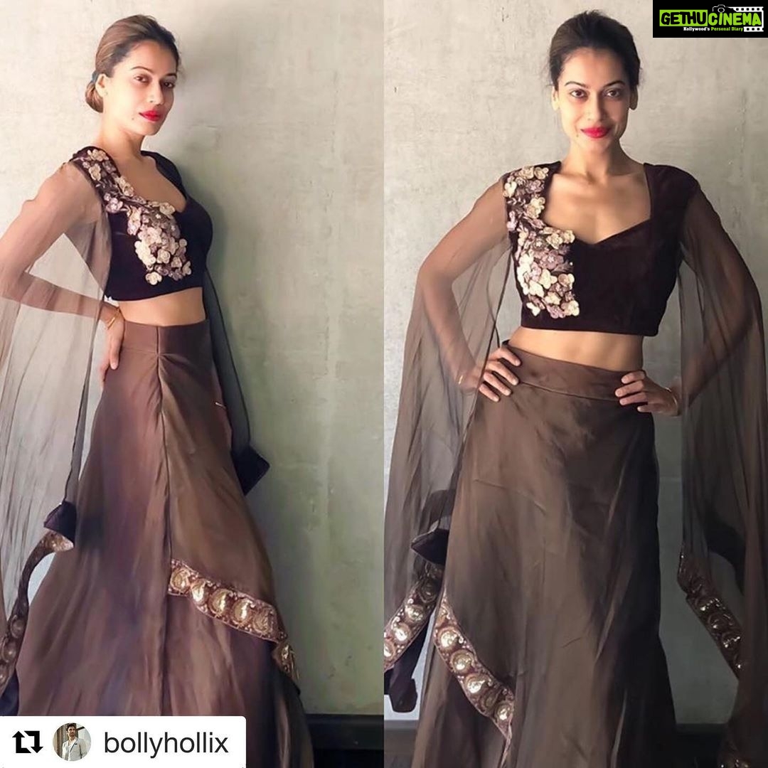 Payal Rohatgi Instagram - #Repost @bollyhollix with @get_repost ・・・ Bold and beautiful #payalrohatgi in @ashna.pahwaofficial देखिए सभी को पता है कि बलात्कार जुर्म है और बलात्कारी को सज़ा मिलनी चाहिए वो भी सख़्त। मगर #JantarMantar में #Hathras घटना के ख़िलाफ़ आवाज़ उठाने सारे jobless और TRP के भूखे नेता और अभिनेता पहुँच गए। CPI के नेता Sitaram और Brinda Karat, AAP के नेता जो Delhi के CM हैं #ArvindKejriwal और उसके B grade Bollywood artist Swara भी पहुँच गयी🤪 जो हुआ Hathras की बेटी के साथ वह ग़लत है मगर उसका विडीओ है social media पर जहाँ वो अपनी ज़ुबान से मार पिट की बात कर रही है तो फिर gangrape की घटना क्या झूठी है ? जो भी सच हो उसे न्याय तो मिलना चाहिए परंतु जो liberals UP के CM के इस्तीफ़े की बात कर रहे हैं वो Maharastra के CM के इस्तेफे की बात क्यूँ नहीं करते क्यूँकि अभी तक Palghar Sadhu की lynching के ऊपर कोई update नहीं मिला ??? #AnushkaSharma और #KritiSanon जो gender equality की बात करती है वो क्यूँ नहीं Palghar की साधु की मौत की जाँच चाहती ???? क्या साधु होना जुर्म है ?? क्या पुरुष होना जुर्म है ? उनकी हत्या सही ??? मैं चाहती हूँ कि CBI की जाँच हो Palghar साधु की मौत में क्यूँकि वहाँ तो Palghar police के लोग भी थे जिन्हें हमने viral video में देखा था। आवाज़ उठानी सही मगर सभी issues पर ना कि selective राजनीतिक agenda चलाना 🙏 #payalrohatgi