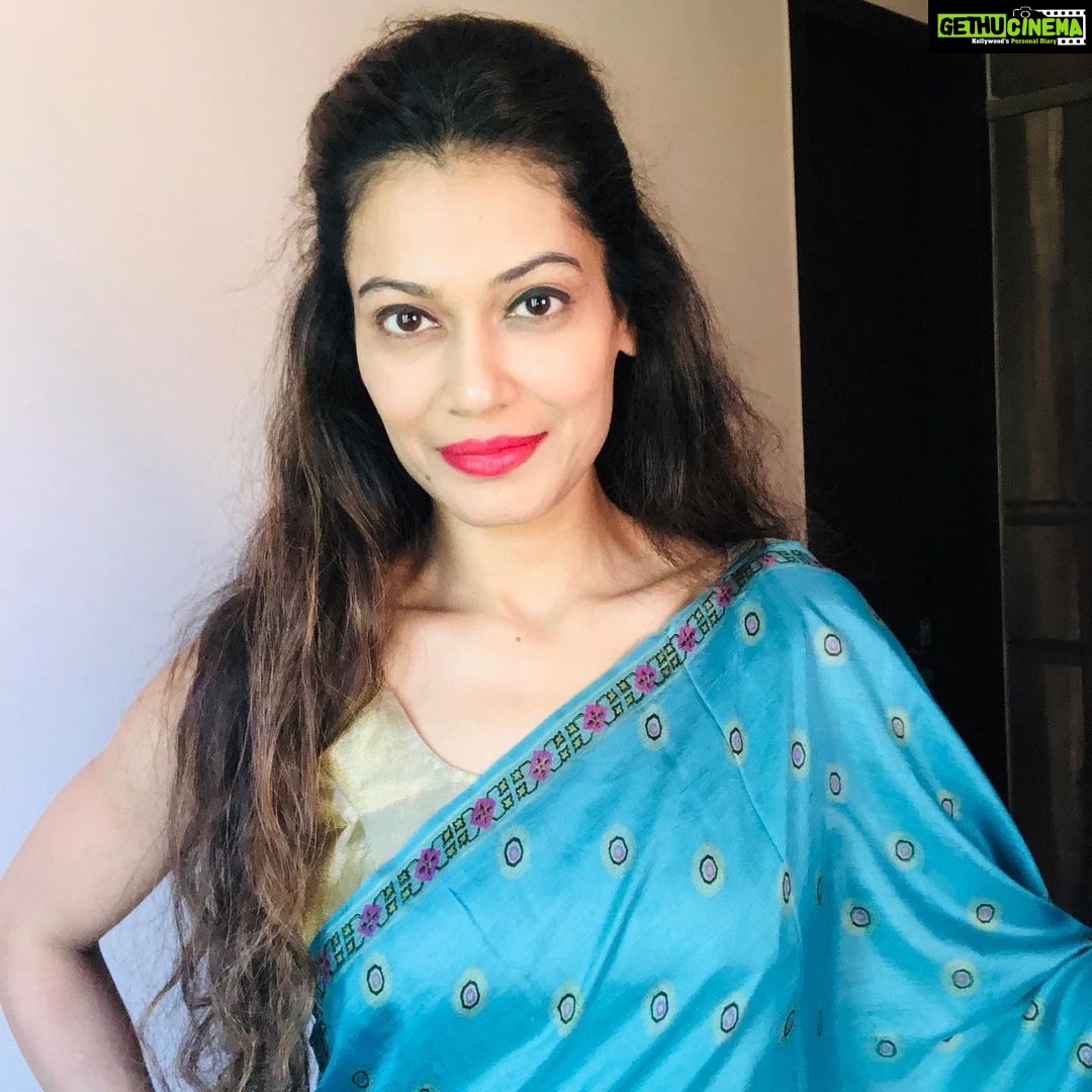 Payal Rohatgi Instagram - आज हम यह सवाल कर रहे हैं की अभी तक सुशांत की मौत पर CBI का कोई official बयान नहीं आया।यह बहुत ग़लत है क्यूँकि हमें अभी तक कोई जवाब नहीं दिया गया। सुशांत के social media को target किया गया था उनकी मौत के बाद और यह मैंने अपनी आँखों से देखा था इसलिए जब Sangram के post delete हुए सुशांत के Instagram profile से तो मुझे यक़ीन हो गया। लेकिन अभी तक इसके ऊपर कोई information नहीं मिली कि कौन सुशांत के Instagram, Twitter, और Facebook के साथ छेड़ छाड़ कर रहा था ??? आज मेरे Instagram और YouTube पर attack किया जा रहा है subscribers को कम करके जब कि मैंने किसी paid pr को hire नहीं किया था। जो भी ड्रामा हो रहाहै इसके पीछे किसी ना किसिका हाथ है। हमें शर्म आती है कि भारत सरकार का कोई control नहीं social media पर।ख़ुद तो सारे वरिष्ठ नेता है सारे platforms पर, परन्तु देश के हित में आवाज़ उठाने वालों के accounts पर target पर चुप रहते हैं। मैं तो hypocrisy expose करूँगी मैं तो अपने विचार हर दम खुलकर रखती हूँ 🙏 #payalrohatgi