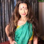 Payal Rohatgi Instagram - आज हम यह भी बात करेंगे की #MaheshBhatt पर उनके nephew की estranged पत्नी जो दक्षिण की अभिनेत्री है उसका आरोप है कि वो industry के don हैं।उनका नाम है #LuvienaLodh और उनके पति का नाम है #SumitSabharwal।Luviena कह रही है कि उनका पति drugs supply करता है #AmyraDastur और #SapnaPabbi को जो अभिनेत्री हैं। Sapna का नाम एक दिन पहले न्यूज़ में था क्यूँकि NCB ने उसे summons भेजे थे drugs मामले में। साथ में वो यह भी कहती है की उसका पति लड़कियाँ भी supply करता था directors को। और यह सब की जानकारी #MaheshBhatt को थी। Mahesh Bhatt का वकील अब case दर्ज कर रहा है Luviena के ख़िलाफ़ अपने client के तरफ़ से क्यूँकि Luveina का आरोप है कि वो उसे अभी अपने घर से निकलने का प्रयास कर रहा है। सच तो सामने ज़रूर आएगा परंतु यह सुनकर यह बात तो साबित होती है कि drugs तो है बालीवुड के अंदर। दूसरी ओर Mahesh Bhatt industry के DON है कि नहीं यह तो पता नहीं परंतु यह पता है कि भगवान सबका DON है और वो आपके साथ है तो कोई आपका बाल भी बाँका नहीं कर सकता। #payalrohatgi