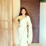 Payal Rohatgi Instagram - Mumbai Police और Maharashtra Sarkar सब #ArnabGoswami के पीछे हैं क्यूँकि उसने #PalgharSadhu की lynching के ऊपर आवाज़ उठाई और #SoniaGandhi को उसके maiden name से पुकारा। क्या पालघर साधु के पीछे का सच जानना ग़लत है ? क्या सुशांत सिंह राजपूत के मौत के ऊपर बोलना ग़लत है ?? Maharashtra सरकार १० लाख रुपए दे रही है #KapilSibal को एक hearing के लिए जो case उनका दर्ज है Arnab के ख़िलाफ़। क्या यहाँ tax payers money के ऊपर कोई चर्चा नहीं करेंगे liberals और feminists ??? क्यूँकि भारत मैं पत्रकार को हक़ होना चाहिए अपनी सोच रखने के लिए। दूसरी ओर वो actor जो Sangram जी के साथ #BiggBoss में था और मुझे grading समझा रहा था मेरी #AjazKhan का video viral हुआ है brahmins के ख़िलाफ़ ग़लत बोलकर उसके ऊपर जाँच यह कर सकते हैं पर करेंगे नहीं। क्या यह हैं इनका secularism की brahmins के ख़िलाफ़ मार पिट करवाना यह आदमी द्वारा जो पहले drugs मामले में भी पकड़ा गया था ??? दूसरी ओर NCB ने #SapnaPabbi करके कोई British अभिनेत्री है जो सुशांत सिंह राजपूत की costar रह चुकी है #Drive फ़िल्म में उसको summons भेजा है। मगर वो ग़ायब है ऐसा zonal head #SameerWankhede ने कहा media को।अब उसका जवाब आया है कि वो London में है अपने परिवार के साथ। यह लोग समझते हैं कि सब की IQ level feminists जैसी हैं ??? दो दिन की न्यूज़ का viral होने के बाद आप social media पर ड्रामा करो और हम मान लेंगे आपकी बकवास क्यूँकि आप British actress हो 🤣 #KatrinaKaif जैसी British actress 🙀😉 #payalrohatgi