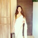 Payal Rohatgi Instagram - Mumbai Police और Maharashtra Sarkar सब #ArnabGoswami के पीछे हैं क्यूँकि उसने #PalgharSadhu की lynching के ऊपर आवाज़ उठाई और #SoniaGandhi को उसके maiden name से पुकारा। क्या पालघर साधु के पीछे का सच जानना ग़लत है ? क्या सुशांत सिंह राजपूत के मौत के ऊपर बोलना ग़लत है ?? Maharashtra सरकार १० लाख रुपए दे रही है #KapilSibal को एक hearing के लिए जो case उनका दर्ज है Arnab के ख़िलाफ़। क्या यहाँ tax payers money के ऊपर कोई चर्चा नहीं करेंगे liberals और feminists ??? क्यूँकि भारत मैं पत्रकार को हक़ होना चाहिए अपनी सोच रखने के लिए। दूसरी ओर वो actor जो Sangram जी के साथ #BiggBoss में था और मुझे grading समझा रहा था मेरी #AjazKhan का video viral हुआ है brahmins के ख़िलाफ़ ग़लत बोलकर उसके ऊपर जाँच यह कर सकते हैं पर करेंगे नहीं। क्या यह हैं इनका secularism की brahmins के ख़िलाफ़ मार पिट करवाना यह आदमी द्वारा जो पहले drugs मामले में भी पकड़ा गया था ??? दूसरी ओर NCB ने #SapnaPabbi करके कोई British अभिनेत्री है जो सुशांत सिंह राजपूत की costar रह चुकी है #Drive फ़िल्म में उसको summons भेजा है। मगर वो ग़ायब है ऐसा zonal head #SameerWankhede ने कहा media को।अब उसका जवाब आया है कि वो London में है अपने परिवार के साथ। यह लोग समझते हैं कि सब की IQ level feminists जैसी हैं ??? दो दिन की न्यूज़ का viral होने के बाद आप social media पर ड्रामा करो और हम मान लेंगे आपकी बकवास क्यूँकि आप British actress हो 🤣 #KatrinaKaif जैसी British actress 🙀😉 #payalrohatgi