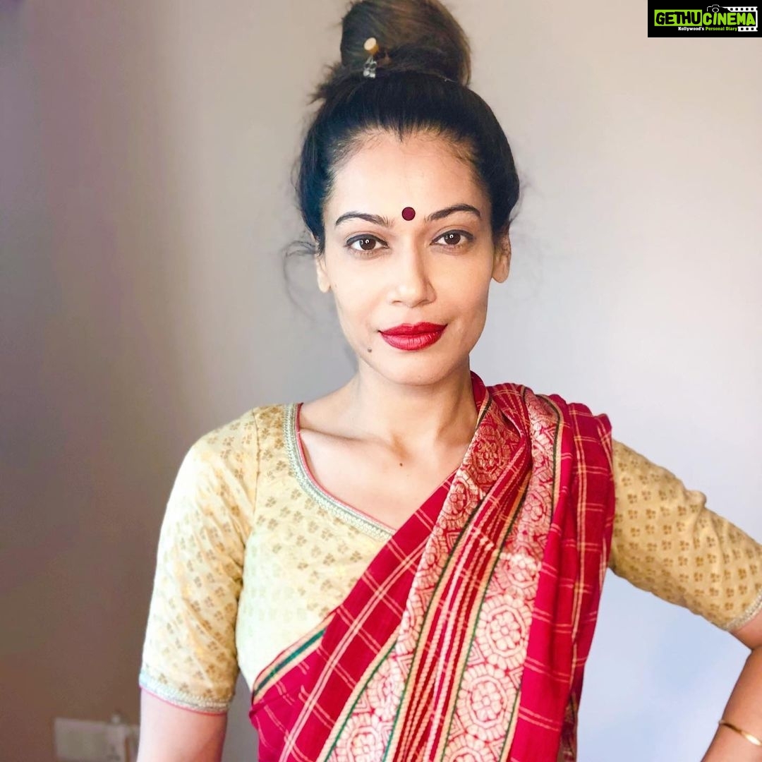 Payal Rohatgi Instagram - आज हम बात करते हैं एक भारतीय मुस्लिम couple के बारे में जिन्हें NCB help कर रही है Qatar के ज़ैल से छुड़ाने के लिए। NCB के बारे में सब लोग अब जान गए क्यूँकि सुशांत की मौत के मामले में उनकी जाँच चल रही है। Rhea को क्यूँ पकड़ा क्यूँकि सबूत थे और उसे छोड़ दिया bail से क्यूँकि sufficient नहीं थे। मगर उसका भाई Showik अभी तक jail में हैं।Drugs का धंधा तो यह करते थे परंतु सबूत भाई के ख़िलाफ़ ज़्यादा हैं। यह NCB आज एक भारतीय मुस्लिम कोबचाने का प्रयास कर रही है नामक #ओनिबकुरेशि और #शरीककुरेशि जो मुंबई से हैं।उनकी शादी हुई 2018 में और तभी उनकी कोई aunt Tabassum उन्हें विदेश भेजना चाहती थी honeymoon के लिए। परंतु यह खुद्दार थे तो aunt के पैसे से नहीं जाना चाहते थे। परंतु July 2019 में aunt ने tickets और hotel book किया Qatar जाने के लिए उनका उन्हें बिना बताए। दोनो तैयार हो गए जाने के लिए पहले इनकार करणे के बाद। परंतु उन्हें समझना चाहिए था कि कैसे उनकी Qatar की ticket Bangalore से book करी गयी नाकि मुंबई से। और Bangalore पहोचने के बाद उन्हें hotel में एक bag दिया गया। यह सब बेवक़ूफ़ी थी और दोनो को समझना चाहिए था कि उनकी aunt कोई षड्यंत्र रच रही है। क्यूँकि ऐसे couples की sawari कहा जाता है।इनको जो bag दिया उसमें aunt ने बोला जर्दा है परंतु जब वो Doha International AirPort पर पहुँचे तो उसमें ४ kg charas था। दोनो की गिरफ़्तार किया narcotics क़ी team ने और उन्हें १० साल की सजा हो गयी। अब परिवार ने मुंबई में aunt के ख़िलाफ़ FIR दर्ज करी और उसे और कोई निज़ामकारा को Mumbai Police ने गिरफ़्तार किया। जब सुशांत मामले में NCB की team मुंबई आयी क्यूँकि परिवार ने #RakeshAsthana और #KPSMalhotra के साथ सम्पर्क किया था तो यह भी parallel investigation हो रही थी। अब NCB द्वारा लिए गए बयान दूसरे देश के court में valid है तो अब शायद अगर हिम आवाज़ उठाए तो ओनिब और शरीक को Qatar के ज़ैल से रिहाई मिल सकती है। आशा करती हु कि हम हमारा भारत के सभी नागरिक प्रति duty निभाएगा 🙏 #payalrohatgi