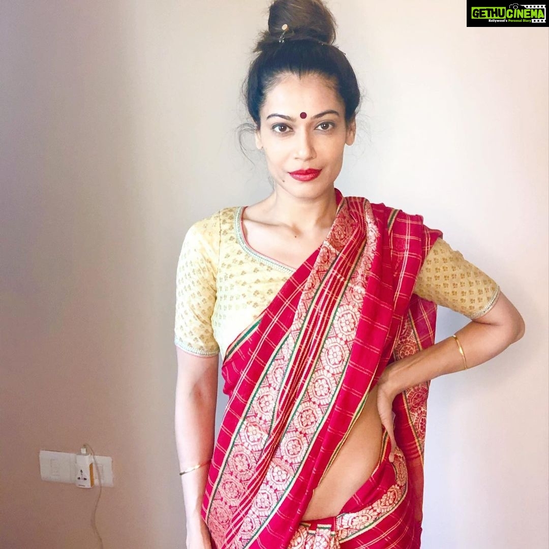 Payal Rohatgi Instagram - आज हम बात करते हैं एक भारतीय मुस्लिम couple के बारे में जिन्हें NCB help कर रही है Qatar के ज़ैल से छुड़ाने के लिए। NCB के बारे में सब लोग अब जान गए क्यूँकि सुशांत की मौत के मामले में उनकी जाँच चल रही है। Rhea को क्यूँ पकड़ा क्यूँकि सबूत थे और उसे छोड़ दिया bail से क्यूँकि sufficient नहीं थे। मगर उसका भाई Showik अभी तक jail में हैं।Drugs का धंधा तो यह करते थे परंतु सबूत भाई के ख़िलाफ़ ज़्यादा हैं। यह NCB आज एक भारतीय मुस्लिम कोबचाने का प्रयास कर रही है नामक #ओनिबकुरेशि और #शरीककुरेशि जो मुंबई से हैं।उनकी शादी हुई 2018 में और तभी उनकी कोई aunt Tabassum उन्हें विदेश भेजना चाहती थी honeymoon के लिए। परंतु यह खुद्दार थे तो aunt के पैसे से नहीं जाना चाहते थे। परंतु July 2019 में aunt ने tickets और hotel book किया Qatar जाने के लिए उनका उन्हें बिना बताए। दोनो तैयार हो गए जाने के लिए पहले इनकार करणे के बाद। परंतु उन्हें समझना चाहिए था कि कैसे उनकी Qatar की ticket Bangalore से book करी गयी नाकि मुंबई से। और Bangalore पहोचने के बाद उन्हें hotel में एक bag दिया गया। यह सब बेवक़ूफ़ी थी और दोनो को समझना चाहिए था कि उनकी aunt कोई षड्यंत्र रच रही है। क्यूँकि ऐसे couples की sawari कहा जाता है।इनको जो bag दिया उसमें aunt ने बोला जर्दा है परंतु जब वो Doha International AirPort पर पहुँचे तो उसमें ४ kg charas था। दोनो की गिरफ़्तार किया narcotics क़ी team ने और उन्हें १० साल की सजा हो गयी। अब परिवार ने मुंबई में aunt के ख़िलाफ़ FIR दर्ज करी और उसे और कोई निज़ामकारा को Mumbai Police ने गिरफ़्तार किया। जब सुशांत मामले में NCB की team मुंबई आयी क्यूँकि परिवार ने #RakeshAsthana और #KPSMalhotra के साथ सम्पर्क किया था तो यह भी parallel investigation हो रही थी। अब NCB द्वारा लिए गए बयान दूसरे देश के court में valid है तो अब शायद अगर हिम आवाज़ उठाए तो ओनिब और शरीक को Qatar के ज़ैल से रिहाई मिल सकती है। आशा करती हु कि हम हमारा भारत के सभी नागरिक प्रति duty निभाएगा 🙏 #payalrohatgi