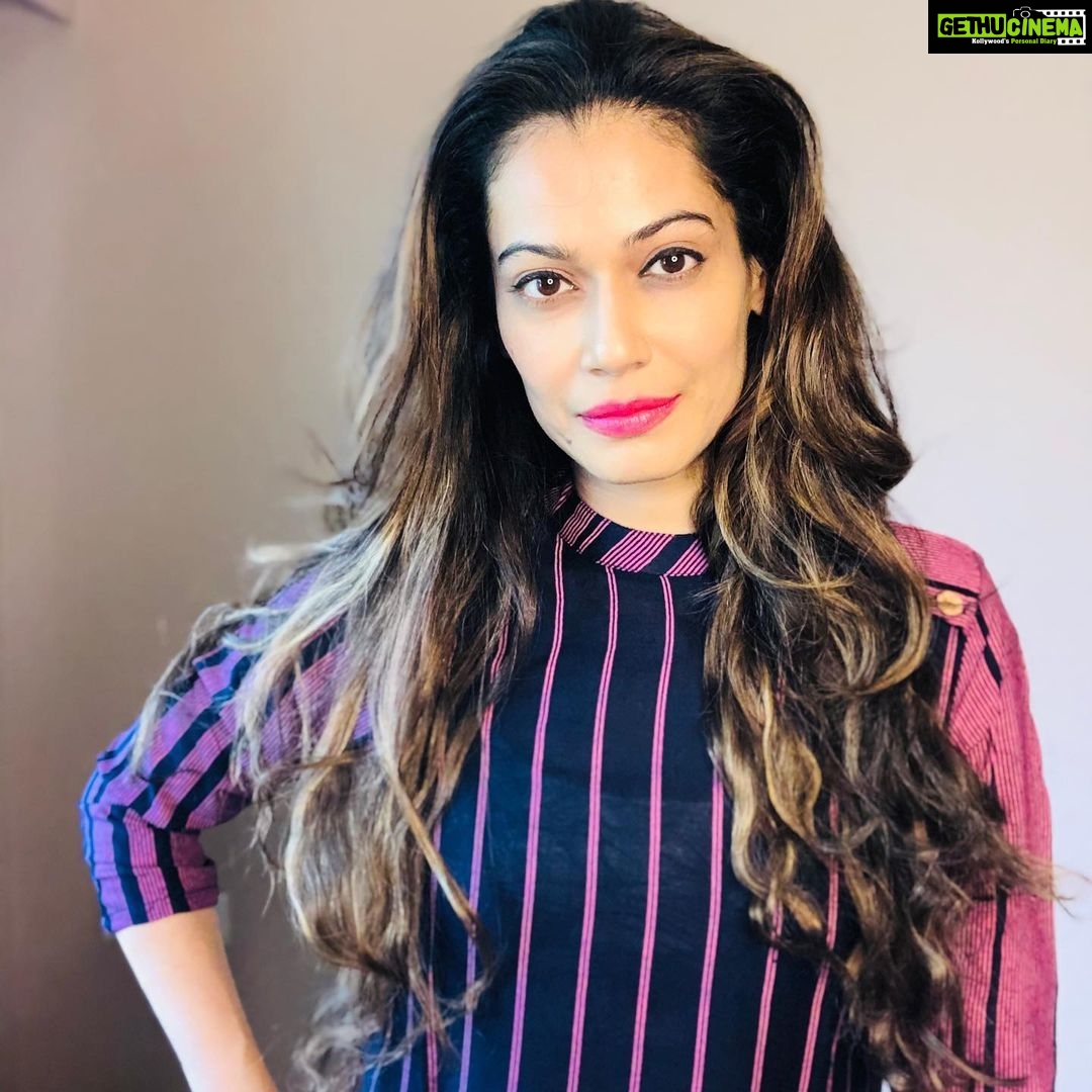 Payal Rohatgi Instagram - आज हम बात करते हैं कि सब लोग सुशांत की मौत से फ़ायदा उठाना चाहते हैं। Dr. Swamy का बयान देखा Republic न्यूज़ channel पर जहां वो कह रहे हैं कि सुशांत की pants पर sperm था??? किसने उन्हें यह बोला ?? Swamy जी किस आधार पर यह claim कर सकते है ??? अब दूसरी ओर उनका वकील बैठके views और likes के रहा है अपने YouTube पर सुशांत की death से तो उसे क्यूँ नहीं target करते सुशांत के fans ??? यह जो claim हैं Swamy जी का वो बिग़ैर proof के बोलना बहुत ग़लत होगा। क्यूँकि AIIMS ने या Cooper hospital ने ऐसा बयान क्यूँ नहीं दिया ??? एक ओर सोच आपके साथ share करनी है कि सुशांत को उसके फ़िल्म release दौरान theatres नहीं मिलते थे। मैंने पहले के video में #sonchiriya के पीछे की conspiracy share करनी चाही। अब सारे theatre वाले सुशांत की फ़िल्म दिखाना चाहते हैं coronavirus unlock की प्रतिक्रिया में ??? सब अपना फ़ायदा देखते हैं। क्यूँकि मैंने यह सोच पड़ी कि कैसे #DilBechara के makers को भी पैसा बनाना था और #Drive फ़िल्म के OTT platform पर flop होने से #DilBechara के makers को भी डर लग रहा होगा। सुशांत की फ़िल्म को theatre नाहीं मिलते थे और OTT platform पर भी उसके फ़िल्म नहीं चल रहे थे। तो क्या अपने फ़ायदे के लिए सुशांत का क़त्ल करवाया गया ??? क्यूँकि सुशांत की मौत से उसके fans ने #DilBechara को superhit बनाया ना की director के काम से या फिर heroine के acting से।Industry में तो सब लोग सुशांत की depresssion की कहानी बेच रहे थे तो उसके पीछे सुशांत का क़त्ल अगर करवाया गया तो छुपाया जा सकता था। इस सोच में logic हैं 🙏 #payalrohatgi