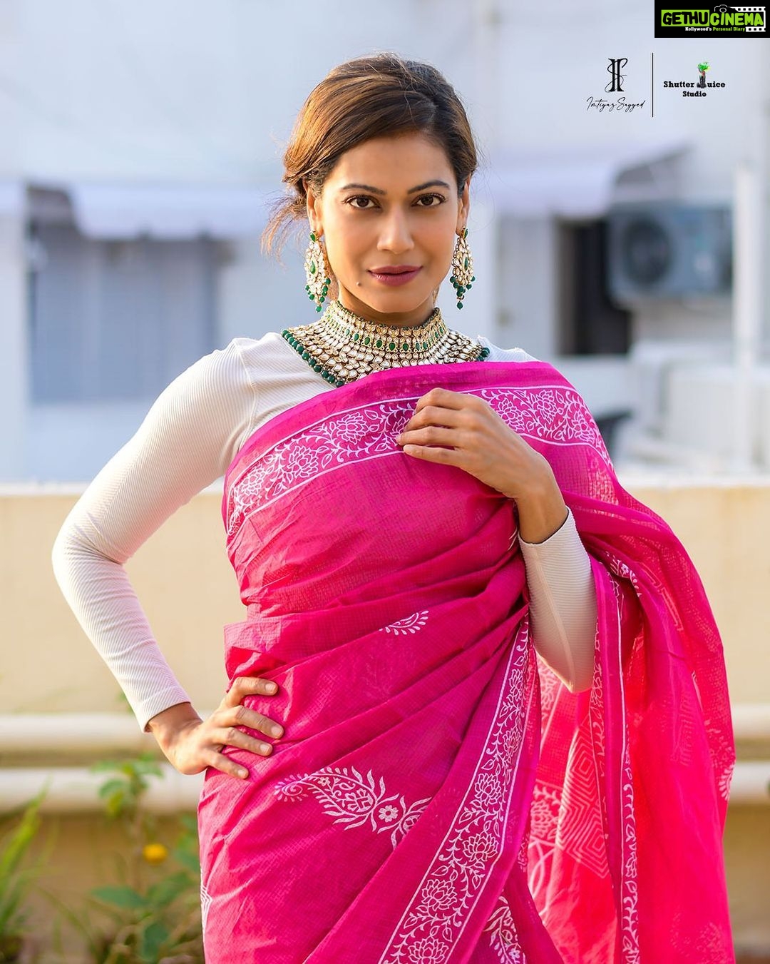 Payal Rohatgi Instagram - बात करते हैं की Jacqueline के उदाहरण से सभी लोगों को यह बात समझनी चाहिए कि talent से काम हर वक़्त नहीं मिलता और सही काम करने से इंसान पैसा नहीं कमाता है । Nora और Jacqueline जैसी विदेशी औरतों को Bharat में अभिनेत्रियों का दर्जा मिल तो जाता है पर किस प्रकार मिलता है ये तो आप सब ख़ुद समझ गए होंगे। मुझे आगे से jobless जो trolls बोलते हैं उनको इतना कहना है कि आप जिसके fans हो वो क्या करके काम पाते हैं वो सबको दिख गया है। Jacqueline तो अभी Akshay Kumar के साथ एक फ़िल्म Ram Setu में आने वाली है। अब इस picture में किसने क्या funding करी है ये तो समय बताएगा परंतु समझदार को इशारा काफ़ी है। Shilpa Shetty का पति क्या करके पैसा कमाता था ये तो सबने देख लिया है तो अब ये A grade अभिनेत्रियां किस प्रकार से legally या illegally पैसा कमाती हैं ये खुली किताब है। #payalrohatgi