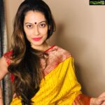 Payal Rohatgi Instagram – मैं Twitter पर नहीं हूँ इसलिए जब कोई news channel ने debate के लिए बुलाया Tanishq के boycott वाले trend पर तब मैंने पूरी जानकारी माँगी। #Tanishq का advertisement देखा और यह राय बनाई की उन्हें अपना narrative बेचने का right है मगर भारत में हम भी अपना narrative बेच सकते है। दिखाओ एक मुस्लिम बहु एक हिन्दु परिवार में भी ??? 

हम सब को पता है कि #LoveJihad होता है और एक समय Afghanistan और Indonesia में भी हिन्दु बसते थे परंतु अब ऐसा नहीं क्यूँकि वो हिंदुओं का धर्म परिवर्तन करवाया गया । मगर हमें intolerant बनकर कुछ नहीं मिलेगा क्यूँकि यह तो हमें intolerant साबित करने पर तुले हुए हैं।यह लोग अलग देश लेकर बैठे हैं बँटवारे से। तो हमें उनका boycott करने से कुछ प्राप्त नहीं होगा। 

हमें हमारी कहानी रखनी है क्यूँकि दूसरे की लकीर चोटी नहीं करनी परंतु अपनी लकीर लम्बी करनी है। तो हमारे tolerance की कहानी बेचिए 🙏

ना मैंने #BoycottBollywood के trend को support करना अभी सही समझा है क्यूँकि यह ग़लत होगा क्यूँकि हर जगह कुछ अच्छे लोग भी होते हैं। परंतु अगर बॉलीवुड के लोग hinduphobia फेलाए तो आप उसके साथ अपनी कहानी रखो जहाँ आप दूसरे धर्म की कु प्रथा पर रोशनी डालो। और अपने धर्म में जो परिवर्तन आपने देखे हैं इस पर बात करो । यही सही तरीक़ा है 🙏 #payalrohatgi