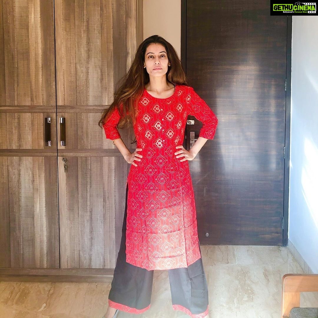 Payal Rohatgi Instagram - आज हमें खबर मिली कि #हाथरस घटना में media के एक section ने और कोई unknown नेता ने जानबूच कर ग़लत खबर फेलाई है। जब यह घटना हुई तो victim के परिवार ने बलात्कार का आरोप नहीं लगाया था। UP सरकार #CBI की माँग ख़ुद रख रही है परंतु परिवार नहीं चाहते। कहीं कुछ गड़बड़ है। जानबूचकर जाती के ऊपर दंगे करवाने का प्रयास किया जा रहा है। Call Data Records हैं जहाँ victim और Main Accused के बीच बात चित हुई है ५ घंटो के लिए। Sandeep Singh का परिवार कह रहा है कि रेप नहीं हुआ। forensic report सिर्फ़ मार पिट की पुष्टि कर रही है। Ramu जो दूसरा accused है वो कोई कारख़ाने में काम कर रहा था जब यह घटना हुईं। अब सच क्या है यह तो समय बताएगा परन्तु अभी तक rape का इल्ज़ाम नक़ली लग रहा है 🙏 #payalrohatgi @k.u.creation