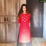 Payal Rohatgi Instagram - आज हमें खबर मिली कि #हाथरस घटना में media के एक section ने और कोई unknown नेता ने जानबूच कर ग़लत खबर फेलाई है। जब यह घटना हुई तो victim के परिवार ने बलात्कार का आरोप नहीं लगाया था। UP सरकार #CBI की माँग ख़ुद रख रही है परंतु परिवार नहीं चाहते। कहीं कुछ गड़बड़ है। जानबूचकर जाती के ऊपर दंगे करवाने का प्रयास किया जा रहा है। Call Data Records हैं जहाँ victim और Main Accused के बीच बात चित हुई है ५ घंटो के लिए। Sandeep Singh का परिवार कह रहा है कि रेप नहीं हुआ। forensic report सिर्फ़ मार पिट की पुष्टि कर रही है। Ramu जो दूसरा accused है वो कोई कारख़ाने में काम कर रहा था जब यह घटना हुईं। अब सच क्या है यह तो समय बताएगा परन्तु अभी तक rape का इल्ज़ाम नक़ली लग रहा है 🙏 #payalrohatgi @k.u.creation