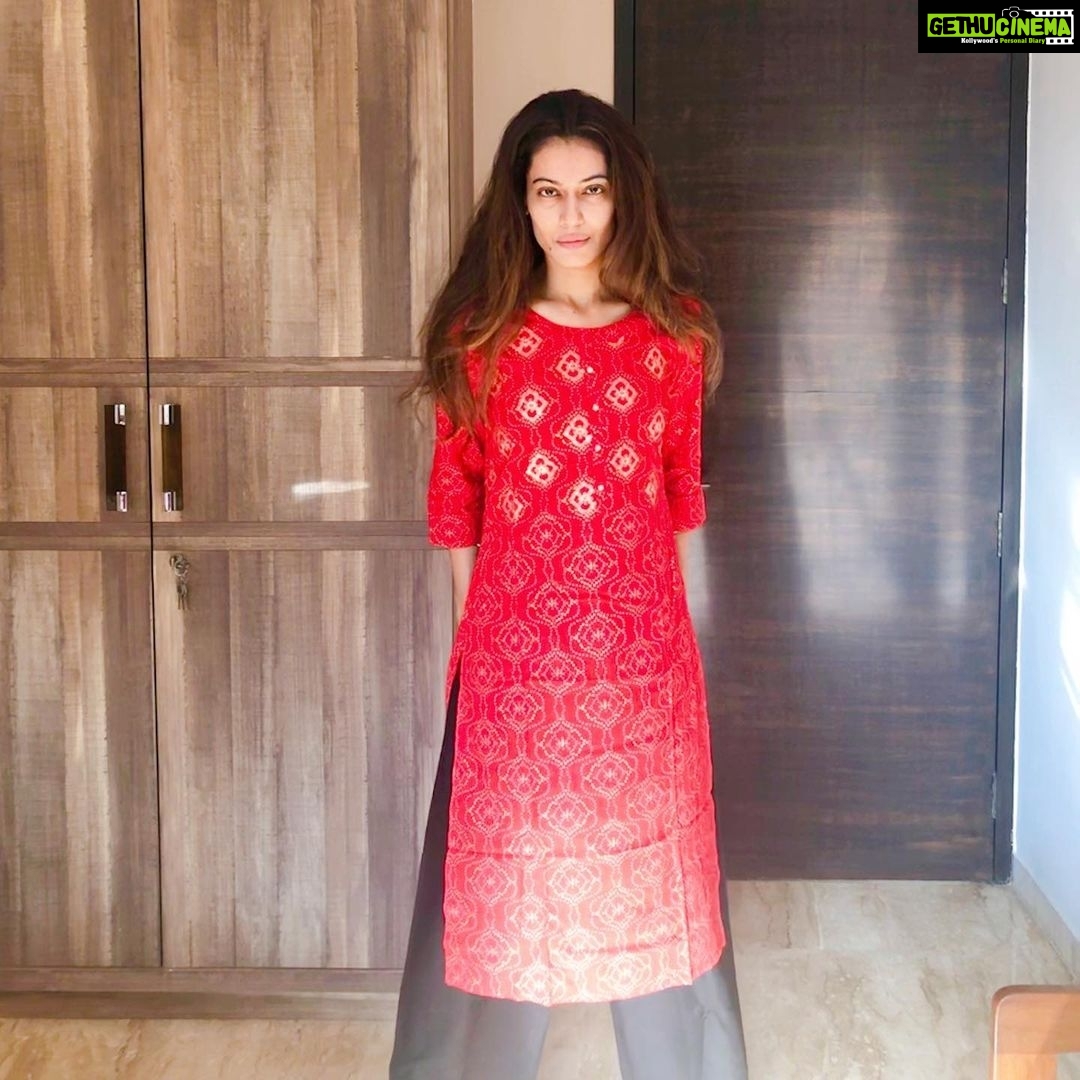 Payal Rohatgi Instagram - आज हमें खबर मिली कि #हाथरस घटना में media के एक section ने और कोई unknown नेता ने जानबूच कर ग़लत खबर फेलाई है। जब यह घटना हुई तो victim के परिवार ने बलात्कार का आरोप नहीं लगाया था। UP सरकार #CBI की माँग ख़ुद रख रही है परंतु परिवार नहीं चाहते। कहीं कुछ गड़बड़ है। जानबूचकर जाती के ऊपर दंगे करवाने का प्रयास किया जा रहा है। Call Data Records हैं जहाँ victim और Main Accused के बीच बात चित हुई है ५ घंटो के लिए। Sandeep Singh का परिवार कह रहा है कि रेप नहीं हुआ। forensic report सिर्फ़ मार पिट की पुष्टि कर रही है। Ramu जो दूसरा accused है वो कोई कारख़ाने में काम कर रहा था जब यह घटना हुईं। अब सच क्या है यह तो समय बताएगा परन्तु अभी तक rape का इल्ज़ाम नक़ली लग रहा है 🙏 #payalrohatgi @k.u.creation