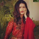 Payal Rohatgi Instagram - Rhea की bail याचिका पर अभी तक कोई फ़ैसला नहीं आया। Rhea drugs लाती थी सुशांत के लिए और सारे पैसे वो handle करती थी। उसने अपने घर में भी सुशांत को drugs लाकर दिया है जो एक crime हैं। NCB कहती है कि यह drugs का सेवन करने से बड़ा crime है। Rhea का वकील कहता है कि अगर सुशांत ज़िंदा होता तो वो भी सजा काटता मगर वो भूल गए कि सुशांत ज़िंदा नहीं हैं और उसके पीछे के राज को जानने के लिये जो investigation हुई उसमें Rhea का drug angle दिखा। मैं कोई परिवार कि दुश्मन नहीं क्यूँकि उनके लिए मैंने भी काफ़ी दुश्मनी के ली लोगों के साथ मगर उनको कुछ ज़्यादा करना चाहिए था सुशांत को बचाने के लिए जब वो ज़िंदा था क्यूँकि feb में लोगों की परवाह करे बिना मुंबई के police थाने में complaint दर्ज करनी थी और Rhea को सुशांत की ज़िंदगी से निकलना था। हम बहुत बार सोचते हैं कि लोग क्या सोचेंगे और उसमें हमारा करीबी चला जाता है। Rhea का योगदान तो था सुशांत की मौत में मगर उसे सज़ा कितनी मिलती है यह तो समय बताएगा। मगर जब public platform पर सारी baatein रखी जाए तो सभी angle तो नज़रिये में लेकर opinion form करनी होती है। सुशांत के fans को समझना चाहिए कि मैं उनके लिए लड़ी मगर सच को जानना यह भी ज़रूरी है 🙏