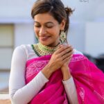 Payal Rohatgi Instagram – Payal के स्वभाव के ऊपर बातचीत करते हैं। 

बातचीत ये करनी है की ये एक पुरुष प्रधान देश है। इसका उदाहरण मैं देती हूँ। अगर मुझे beach जाते समय washroom जाना है और कोई hotel नज़दीक में नहीं है तो मैं अगर कोई building के Watchman को कहती हूँ की मुझे उस building के अंदर का public washroom use करने दीजिए तो वो मुझे इनकार कर सकता है क्यूँकि वो उसका rule है मगर अगर वो ही पुरुष watchman को sangram बोलेंगे तो वो हाँ बोल देगा। ये बात स्पष्ट करती है कि पुरुष एक दूसरे पुरुष से गाली भी सुन लेगा पर एक औरत की सही बात भी अगर उसे समझ नहीं आयी या उसके अहंकार पर लगी तो उसे नकार देखा। 

Feminist पुरुषों को अपनी पैर की जूती बनाना चाहती हैं और इस समाज के अंदर अभी भी बोहोत पुरुष है जो औरतों को समान नहीं समझते हैं चाहे वो कोई भी धर्म के क्यूँ ना हो। 

मैं मानती हूँ कि Gender Equality होनी चाहिए। एक बात जी सही बात है अगर उसे महिला बोले तो भी स्वीकारना चाहिए समाज को वो समाज जी अगर पुरुष बोले तो स्वीकारता है। Payal Rohatgi के स्वभाव के ऊपर वो पुरुष चर्चा करते हैं जिन्हें Payal Rohatgi का assertive nature नहीं पसंद परंतु Payal जी सामने मुँह पे बोलती है वही पीठ पे बोलती है। 

औरत का assertive नहीं बल्कि submissive स्वभाव पुरुषों को पसंद है जहाँ पर अगर वो कोई बकवास भी बोल दे तो भी पुरुष पसंद कर लेते हैं ।मगर अगर वो सही बात भी महिला कर रही है assertive तौर से वो बात पुरुष को हज़म नहीं होता है।तो ये चूहे बिल्ली का जी खेल है उसे ख़त्म करके अगर महिला और पुरुष दोनों समान सोच रखें और उसका पालन करे तो इस देश और दुनिया के अंदर बहुत कुछ बदल जाएगा🙏